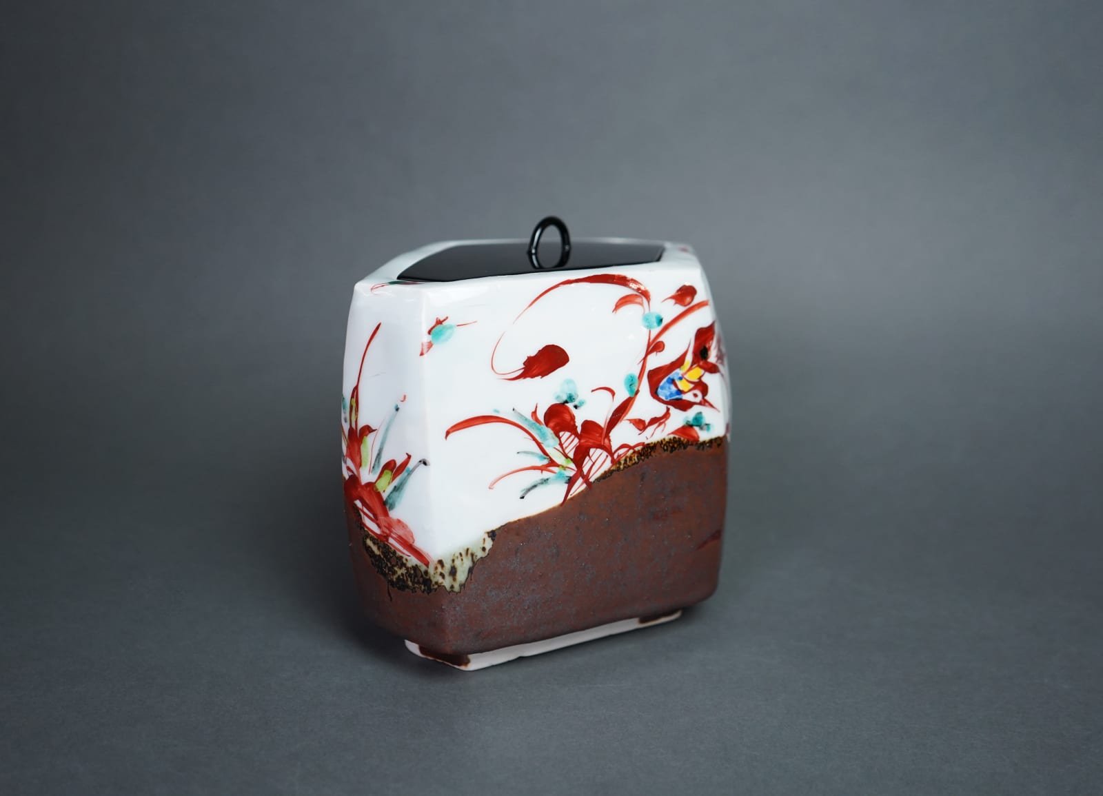 Tsuboshima Dohei 坪島 圡平, Diamond Shaped Water Jar With Red Enamel 赤絵菱水指 , 2000's