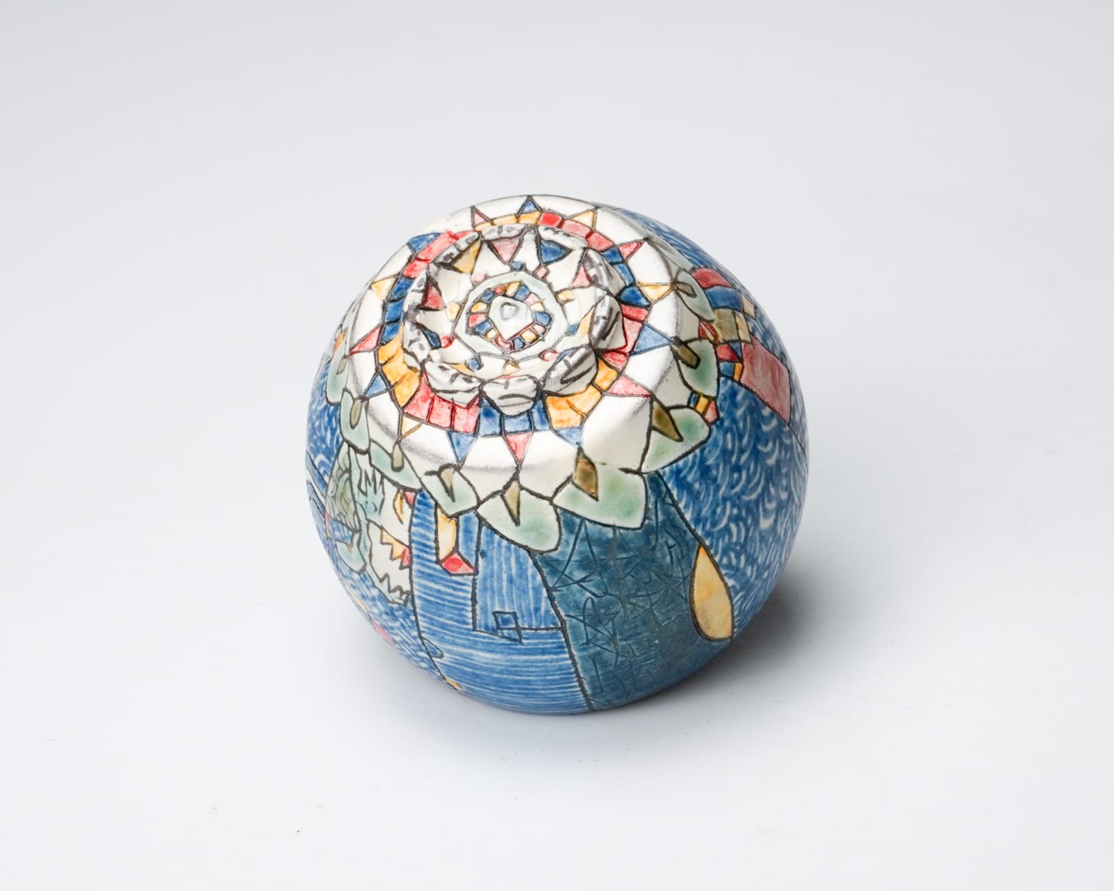 KOMAGO Tetsutarou 小孫哲太郎, No.1 Polychrome guinomi with carved turtle designs 線彫色絵亀紋ぐい呑, 2023