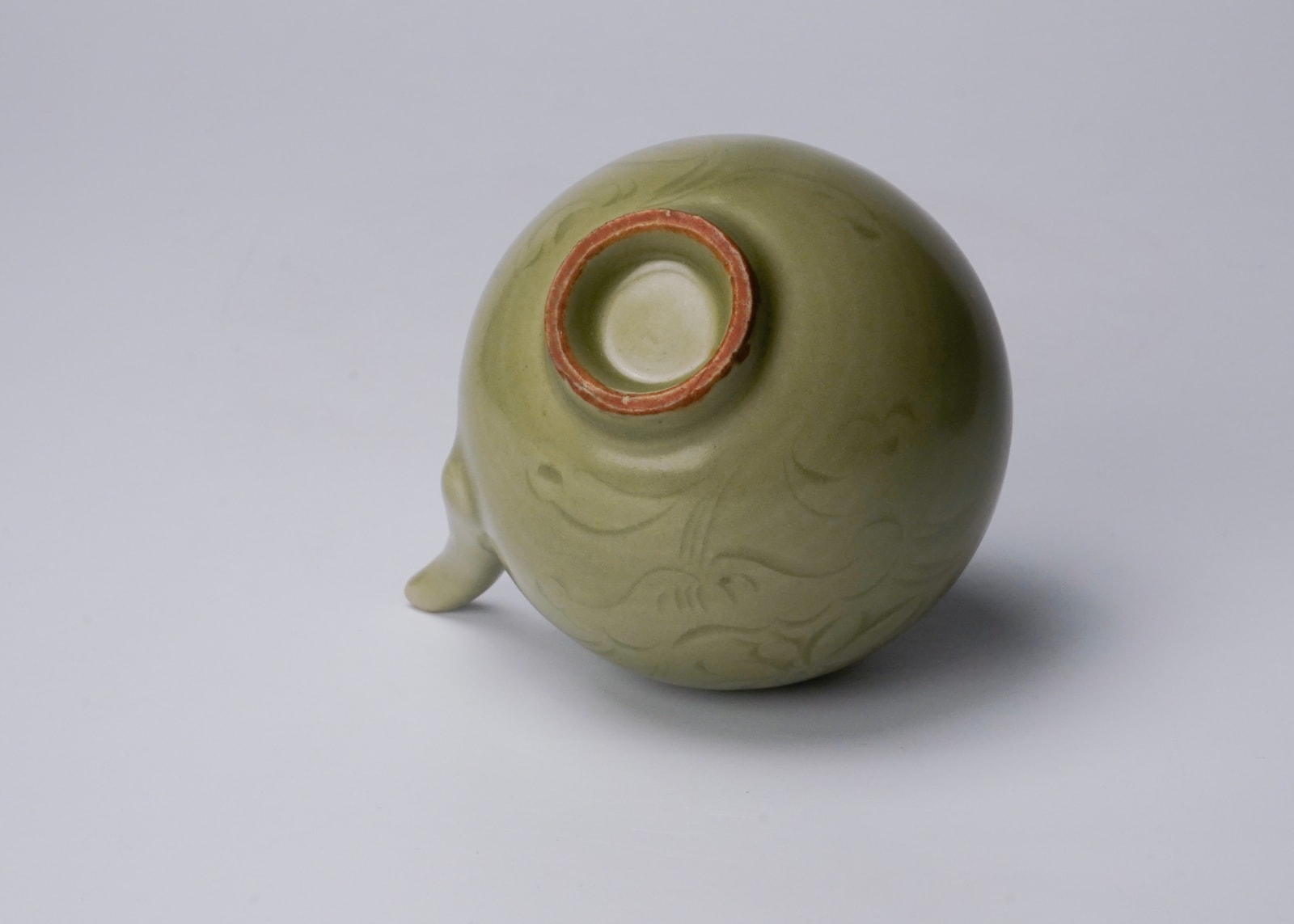 Water dropper with flower engraving