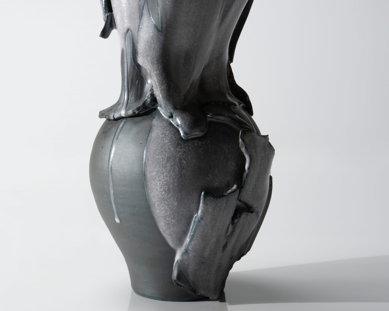 Kato Mami 加藤真美, No. 1 Frost glazed flower vase "Kishibe," black, 2023