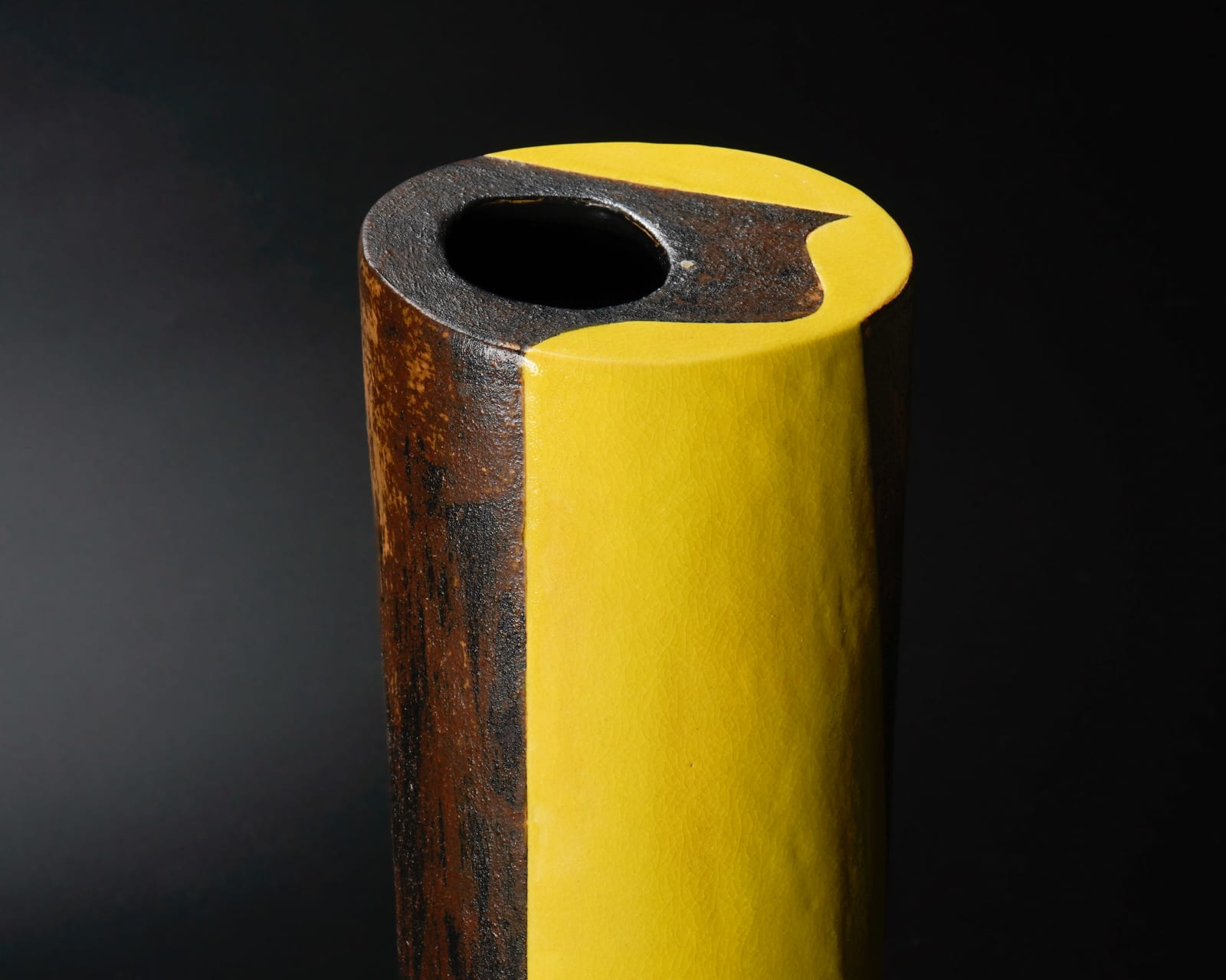 Yanagihara Mutsuo 柳原睦夫, Cylindrical boot-shaped vase with yellow oribe glaze キオリベ長筒花瓶, 1992
