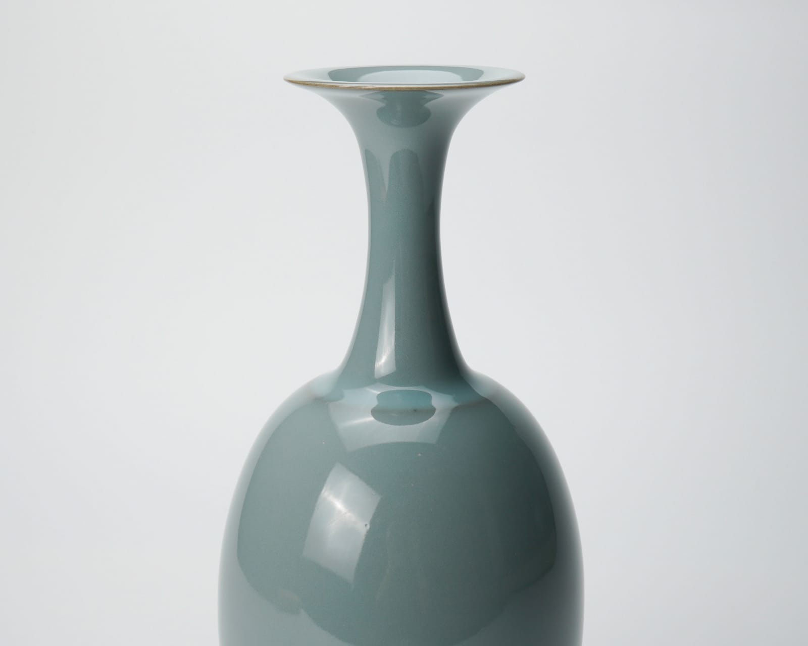 Kawase Shinobu 川瀬 忍, Celadon flower vase