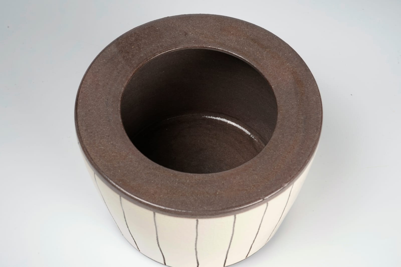 Hara Kiyoshi 原 清, Water jar with lines on white slip 白掻落線文水指