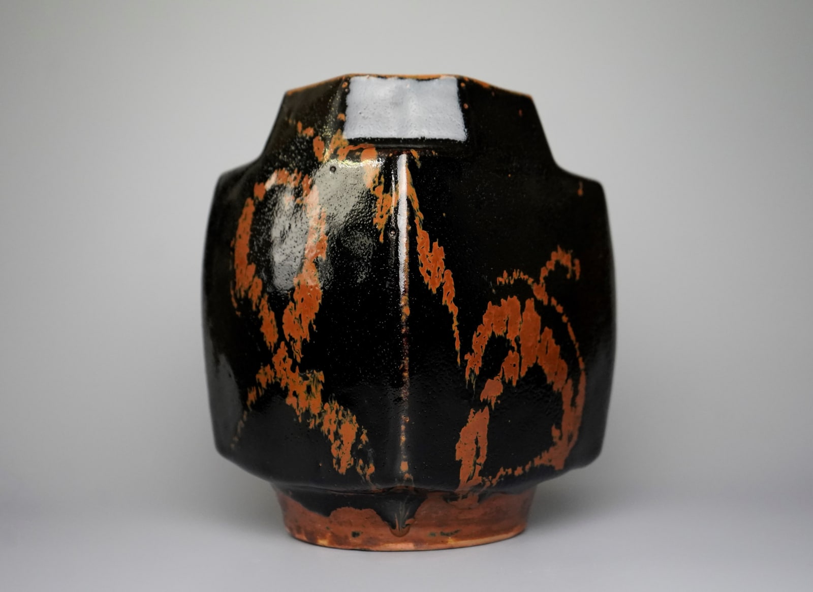 Hamada Shoji 濱田庄司, Black Glazed Jar with Persimmon Glaze Trailing 黒釉錆流掛方壺