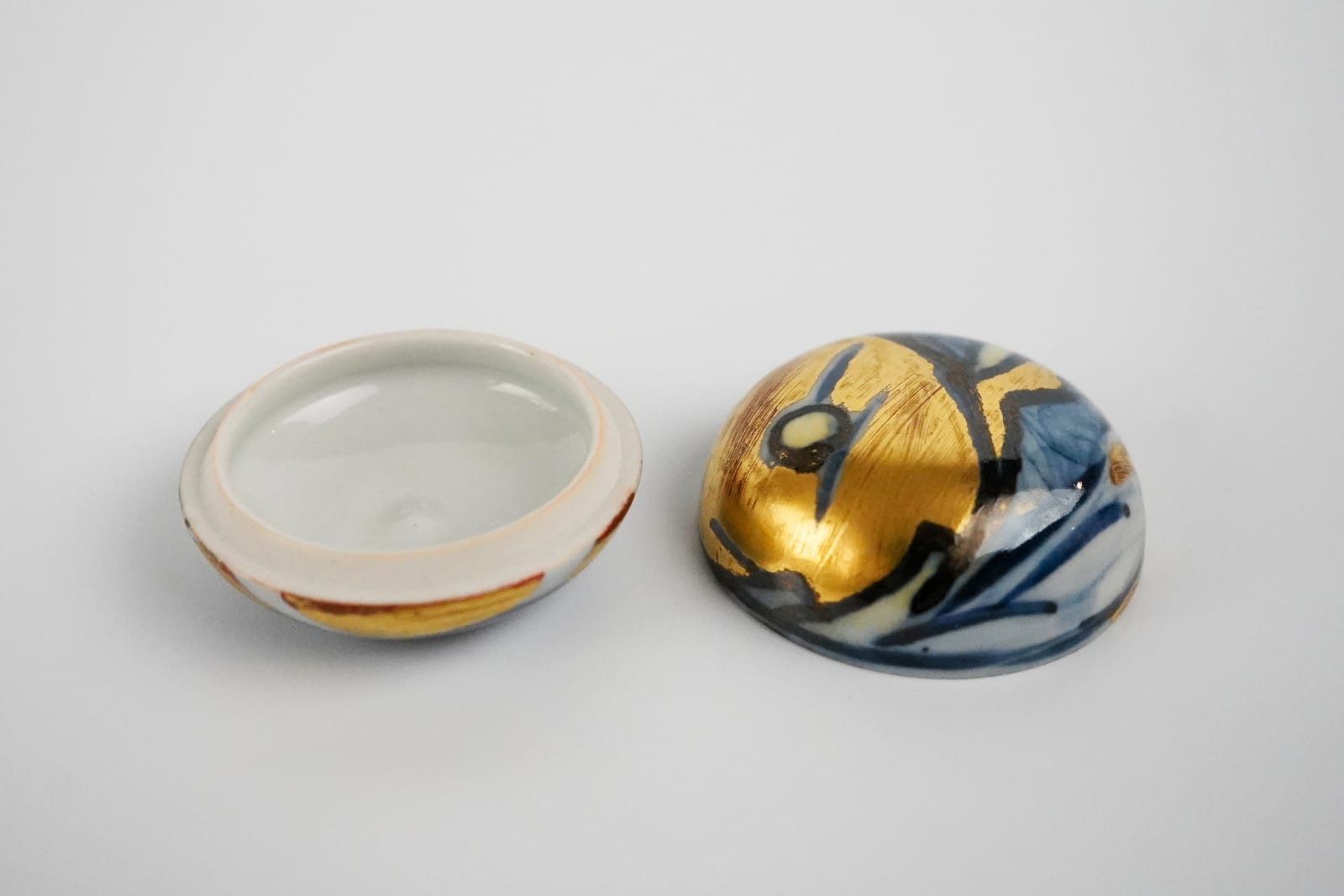 Kondo Yuzo 近藤悠三, Blue and White Box with Gold Overglaze showing a Mountain Range Scene 山染付金彩香合, 1980's