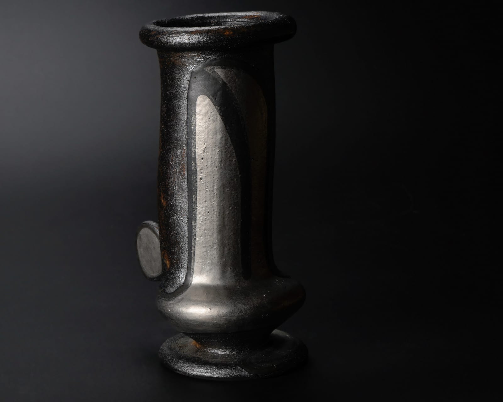 Yanagihara Mutsuo 柳原睦夫, Silver Oribe flower vase with lugs 銀オリベ耳付筒花入, 2020