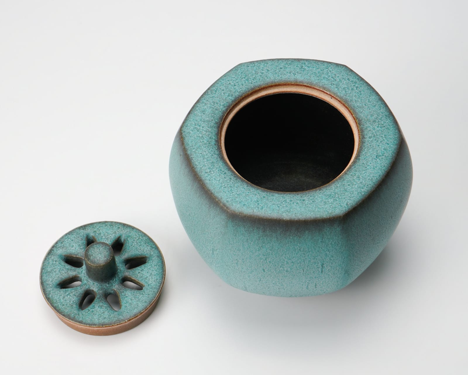 Miyashita Zenji 宮下善爾, Incense burner with green crystal glaze 緑晶釉六方香炉