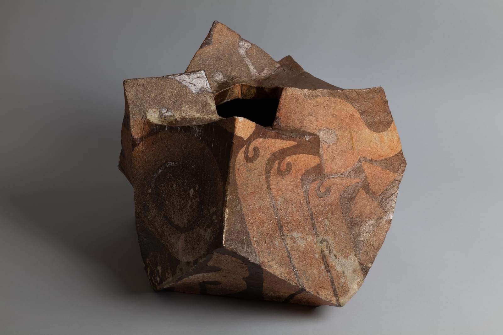 Takauchi Shugo 髙內秀剛, Faceted Vase With Inlaid Arabesque Pattern 象嵌唐草文面取壺, 1986