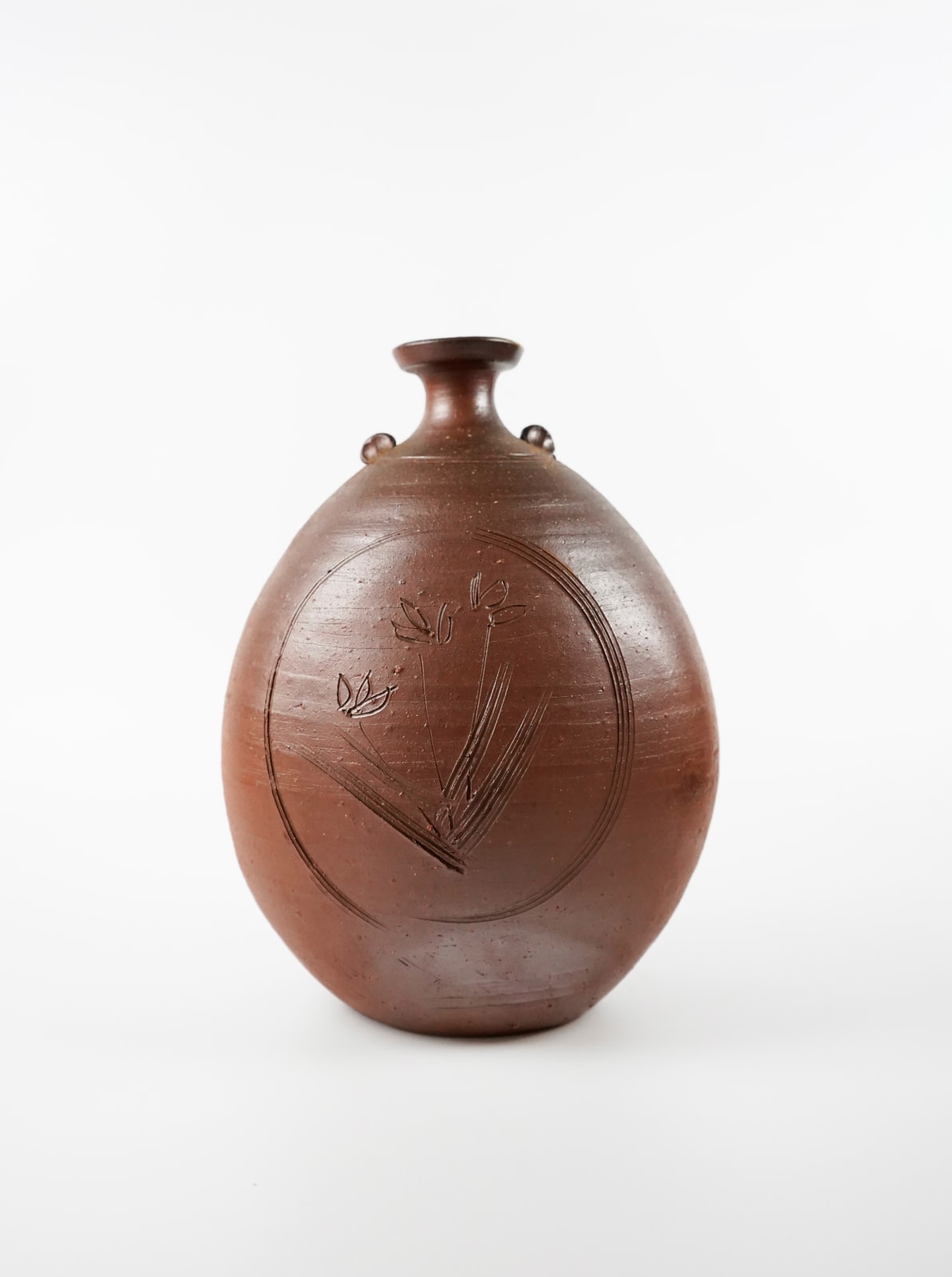 Fujiwara Yu 藤原雄, Bizen Tokkuri Shaped Bottle With Grass Incision 備前擂座線文扁徳利