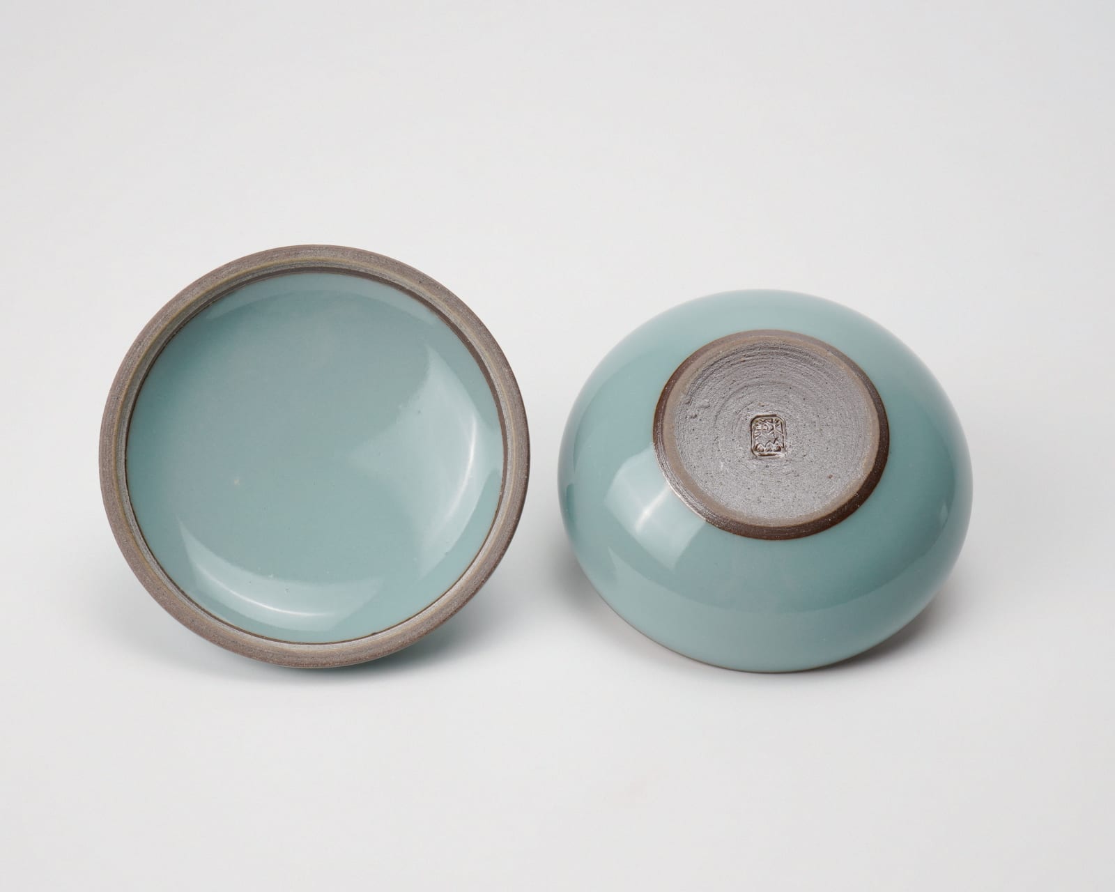 SUWA Sozan Ⅲ 三代 諏訪 蘇山, Incense container with boar 青瓷干支亥 香盒