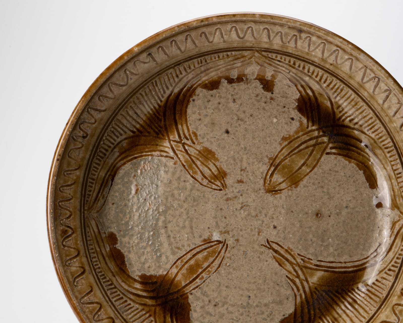 Yasuhara Kimei 安原喜明, Plate with Spatula Drawing ヘラ描文皿, Circa 1940s–early 1950s