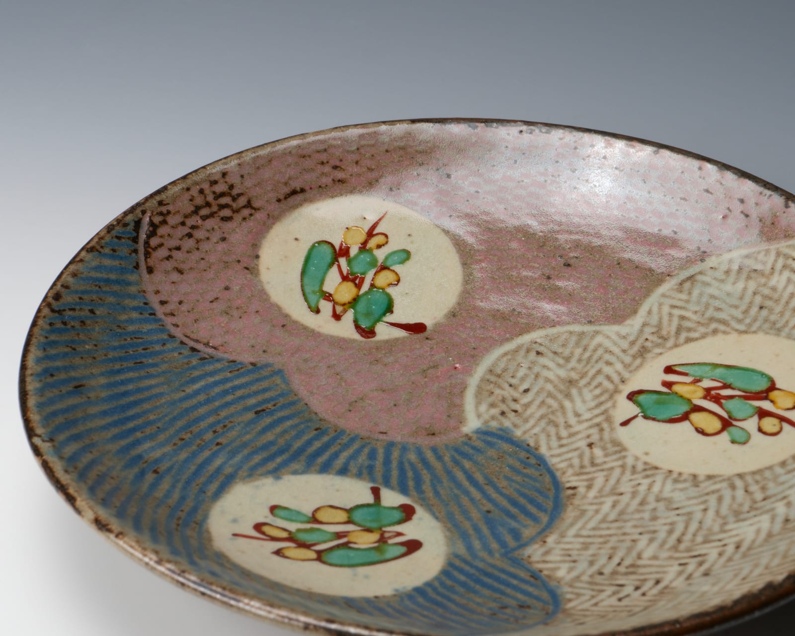 Shimaoka Tatsuzo 島岡達三, Plate with inlaid and overglaze enamel (Aka-e) floral design
