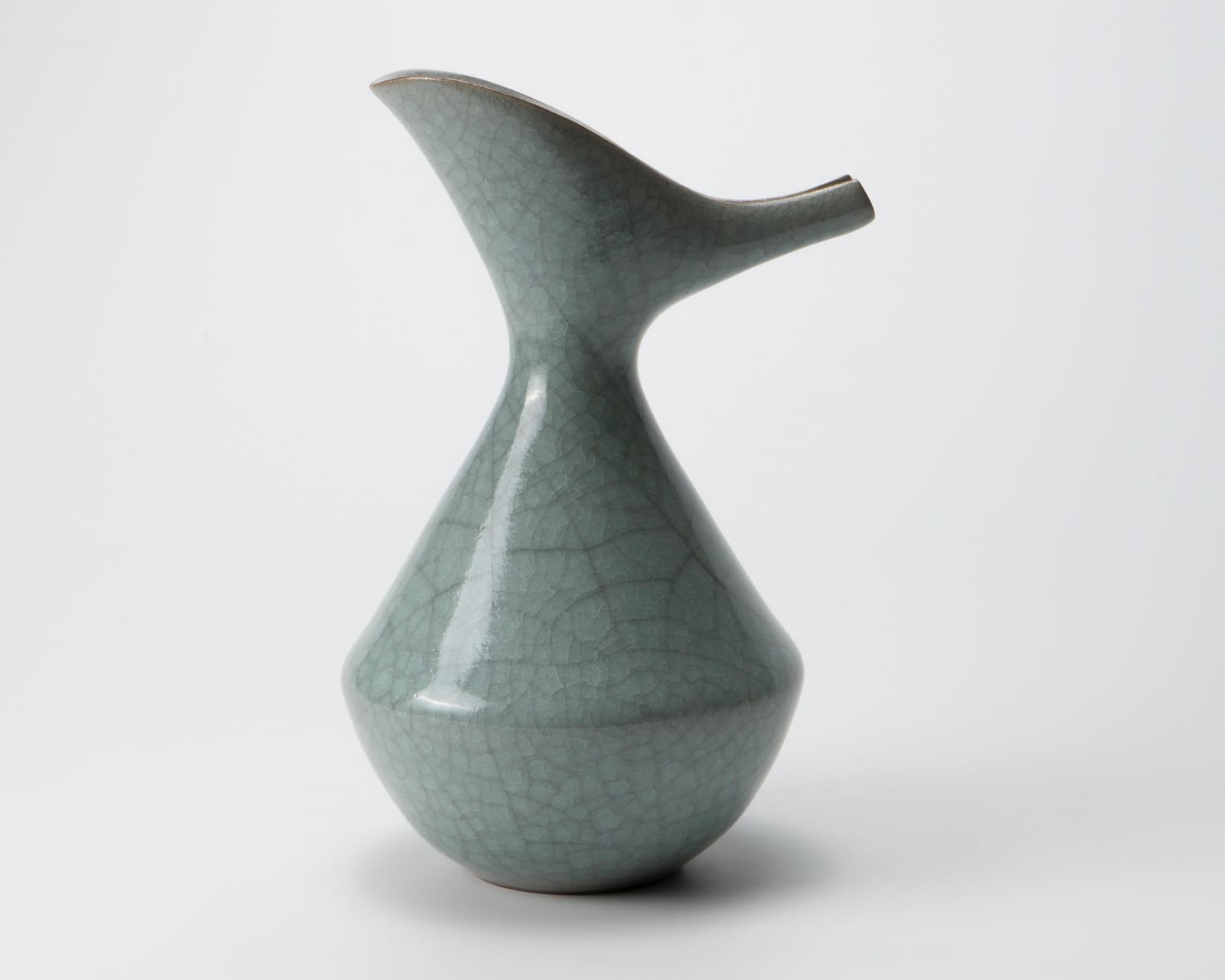 Yoshida Shuhei 吉田周平, Celadon spouted flower vase, 2023