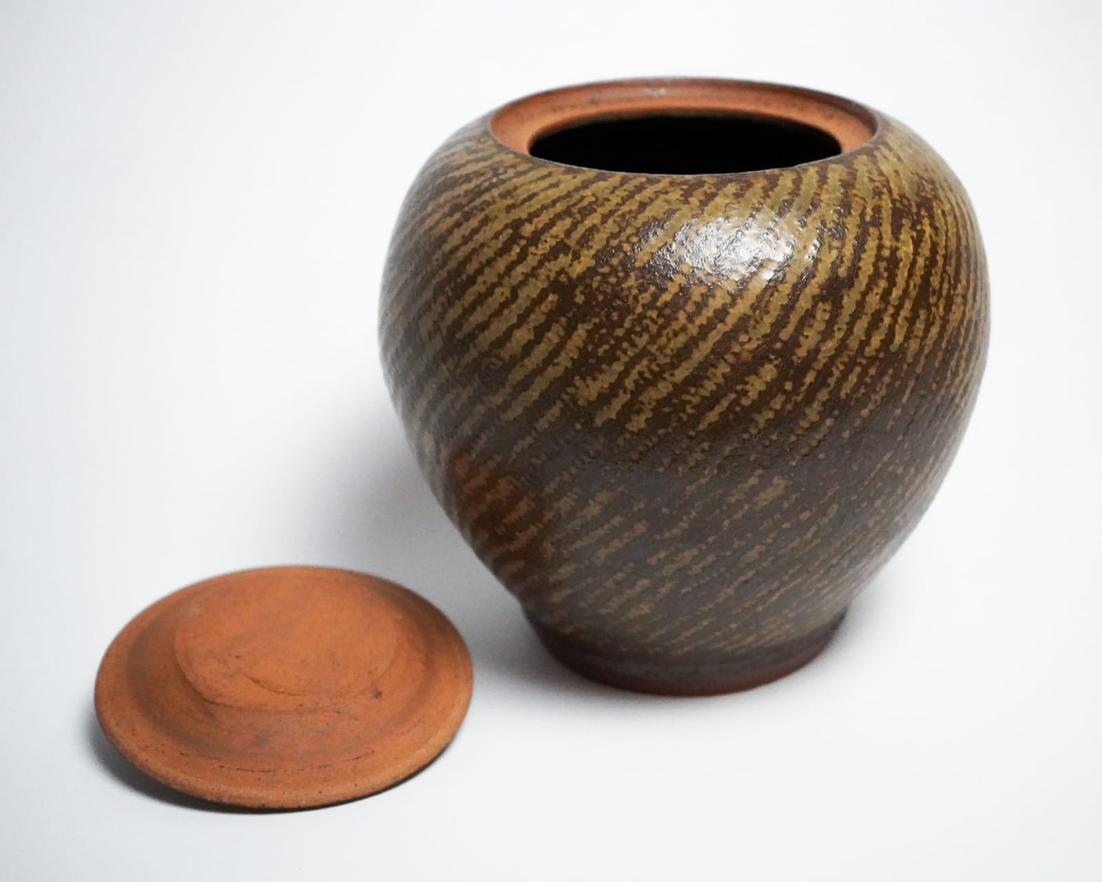 Shimaoka Tatsuzo 島岡達三, Amber glazed water jar on rope impressed inlay