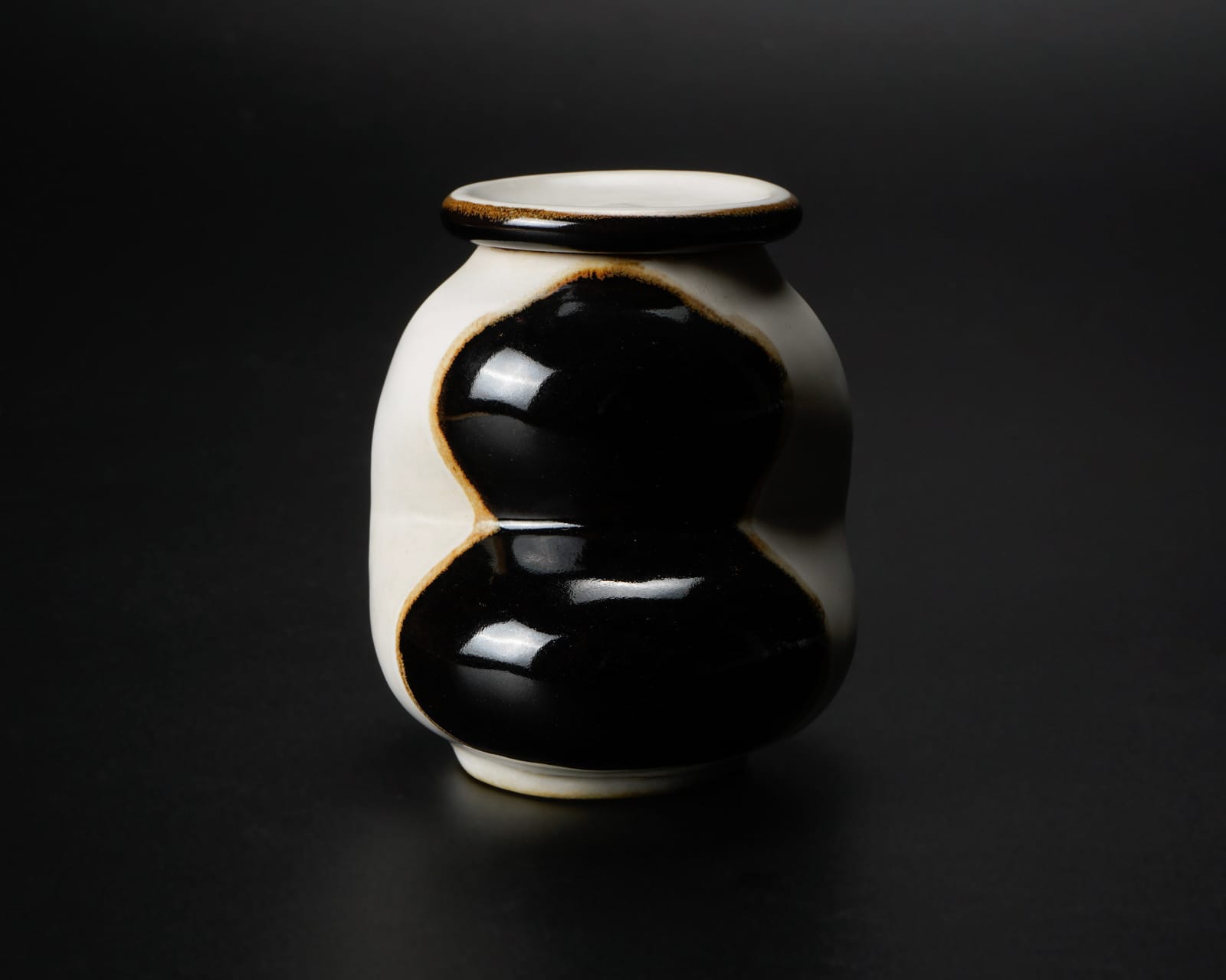 Yanagihara Mutsuo 柳原睦夫, "Eggplant" tea caddy with white glaze 白釉蓋器, 2010-2013