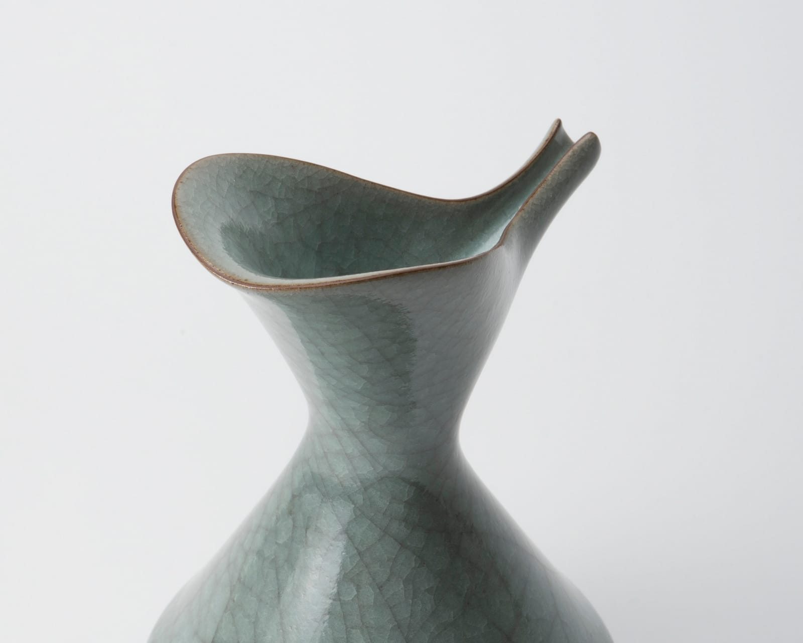Yoshida Shuhei 吉田周平, Celadon spouted flower vase, 2023
