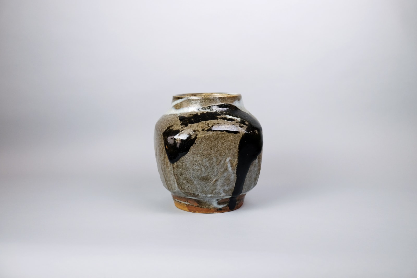 Murata Gen 村田 元, Faceted Jar with Black Iron over Rice Husk Glaze 白釉黒文面取壺, 1960s