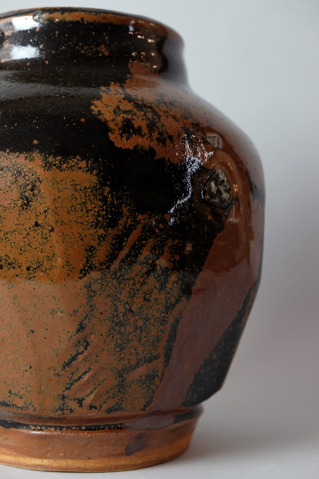 Murata Gen 村田 元, Faceted Jar with a Black Slip Overglaze 黒釉銹文 面取壺, 1960s