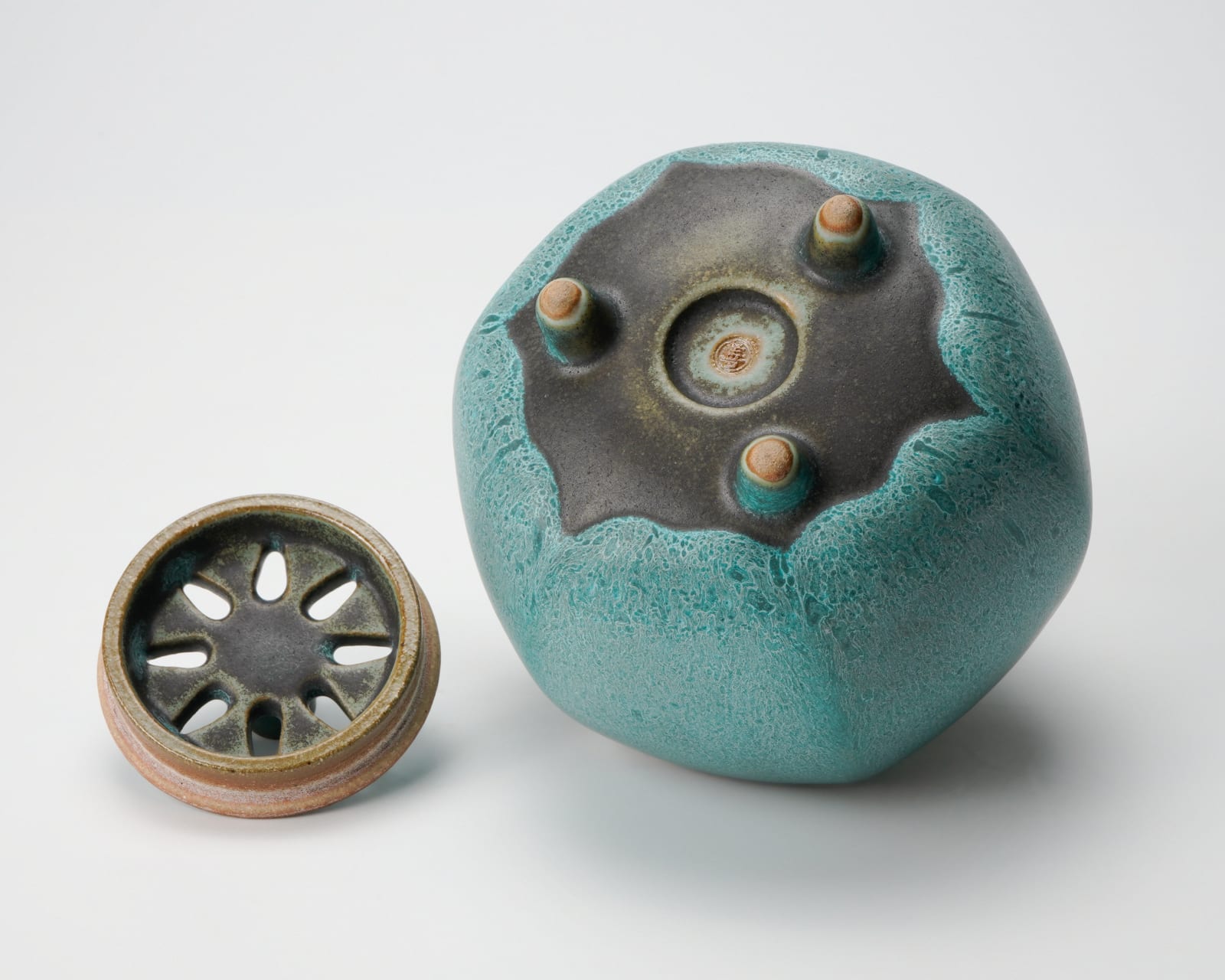 Miyashita Zenji 宮下善爾, Incense burner with green crystal glaze 緑晶釉六方香炉