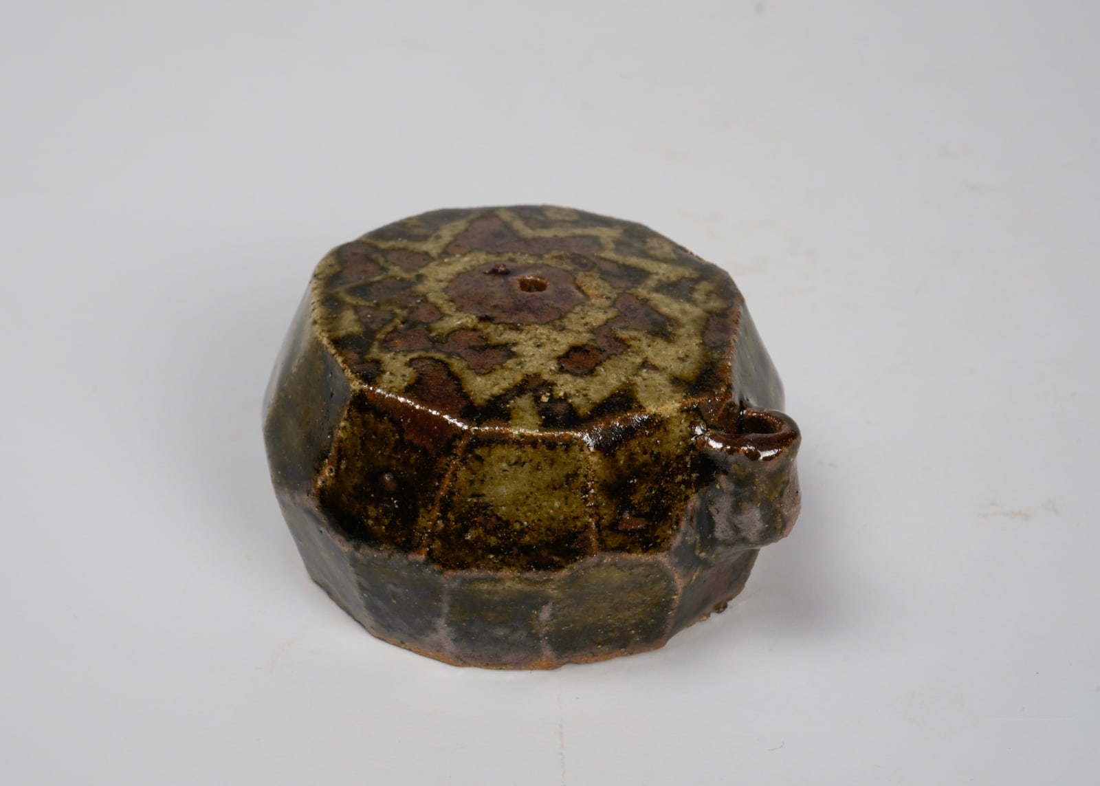 Faceted amber glazed water dropper 飴釉面取水滴, Joseon dynasty