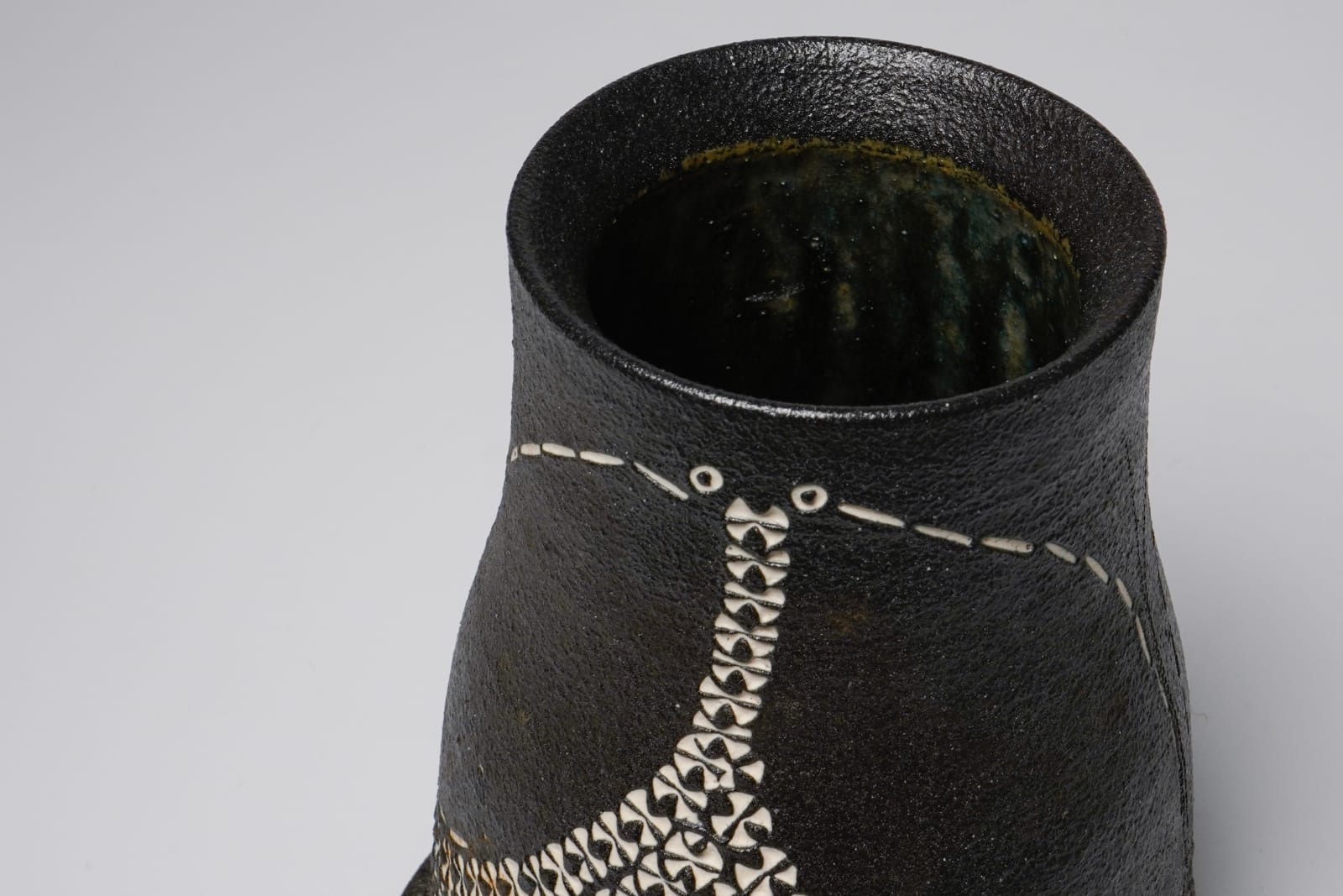 Kondo Yutaka 近藤豊, Flower Vase with Slip Stencil