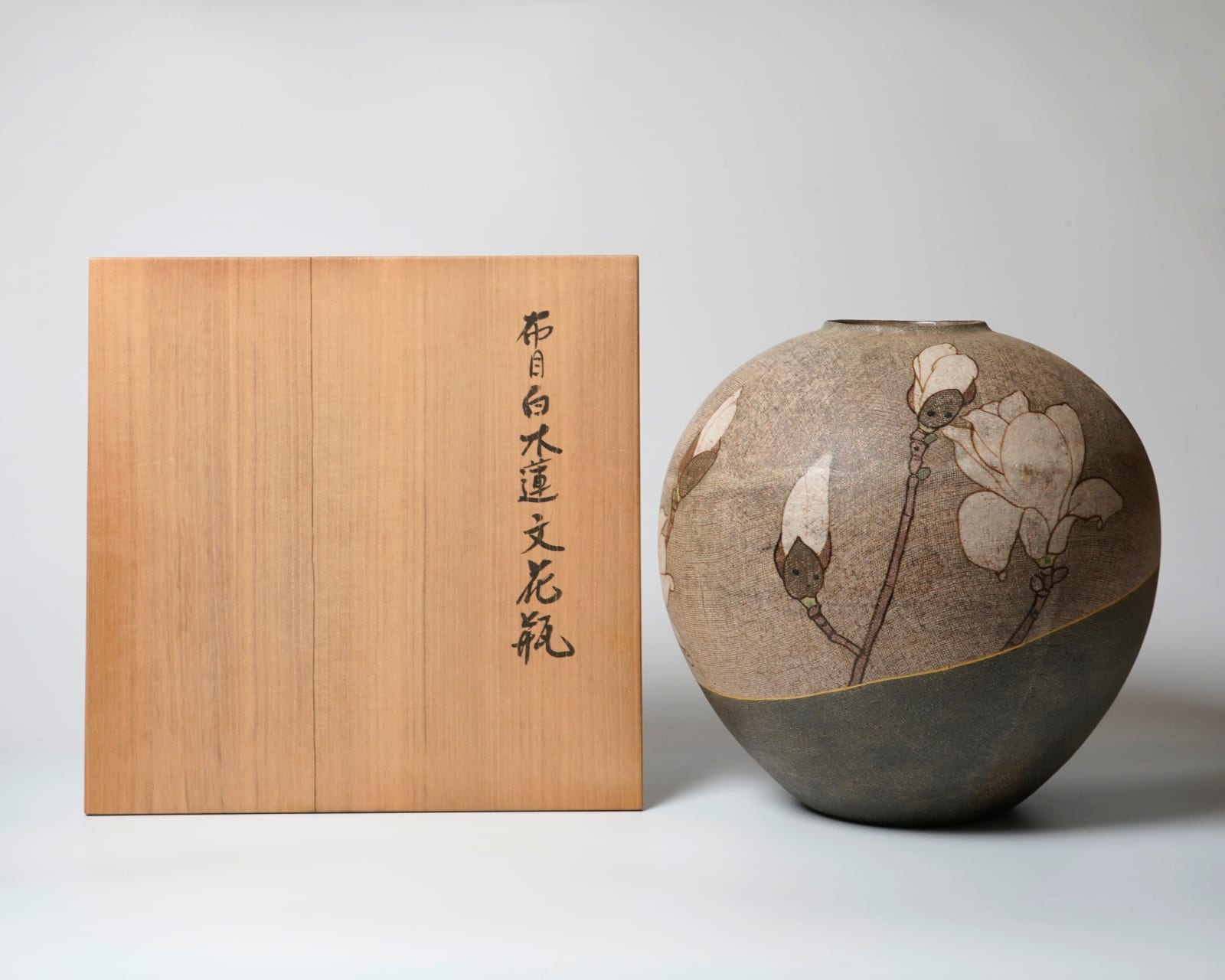 ITO Motohiko 伊藤東彦, Magnolia Flower Vessel with Nunome Technique 布目白木蓮文花瓶