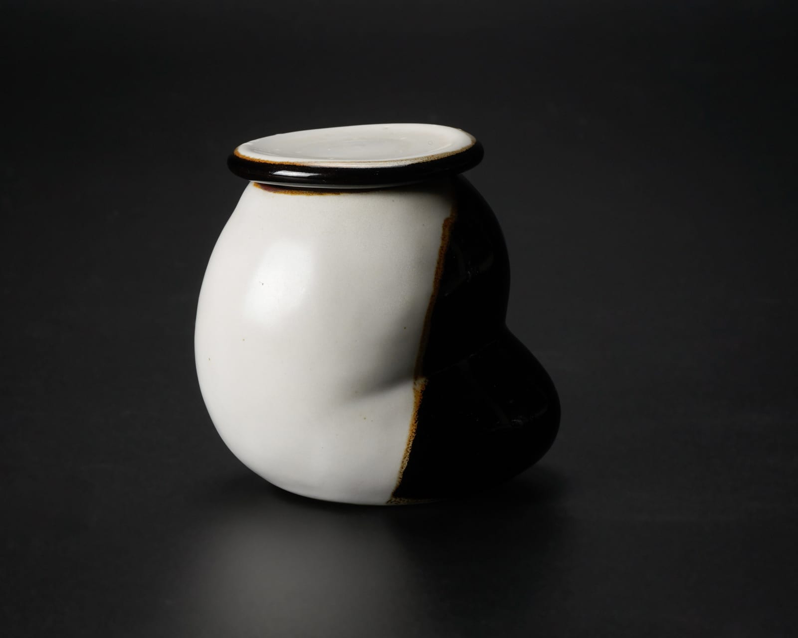 Yanagihara Mutsuo 柳原睦夫, "Eggplant" (tea caddy with white glaze) 白釉蓋器, 2010-2013