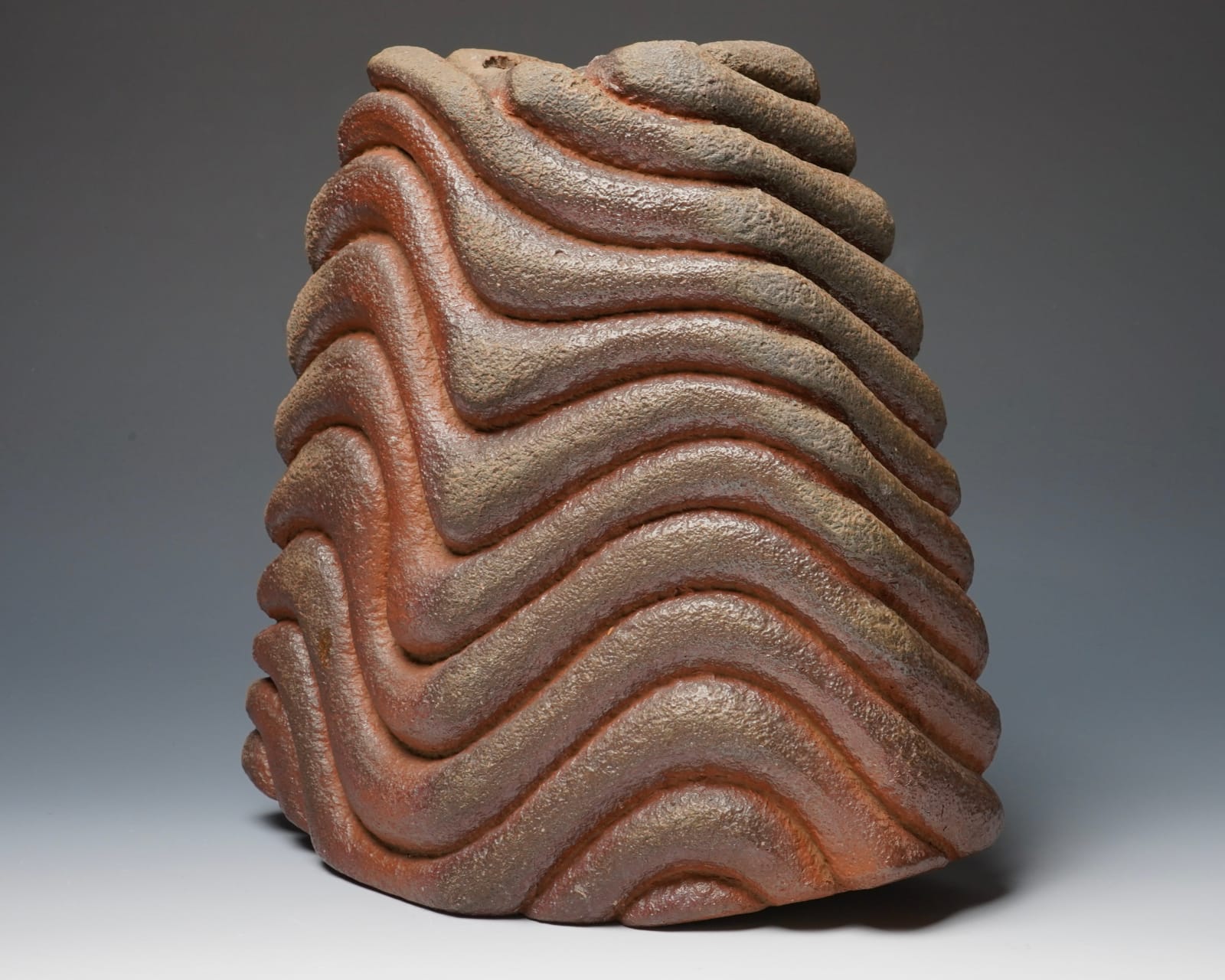 Konishi Tozo 小西陶蔵, Bizen flower vase with undulating designs 備前波状文花入