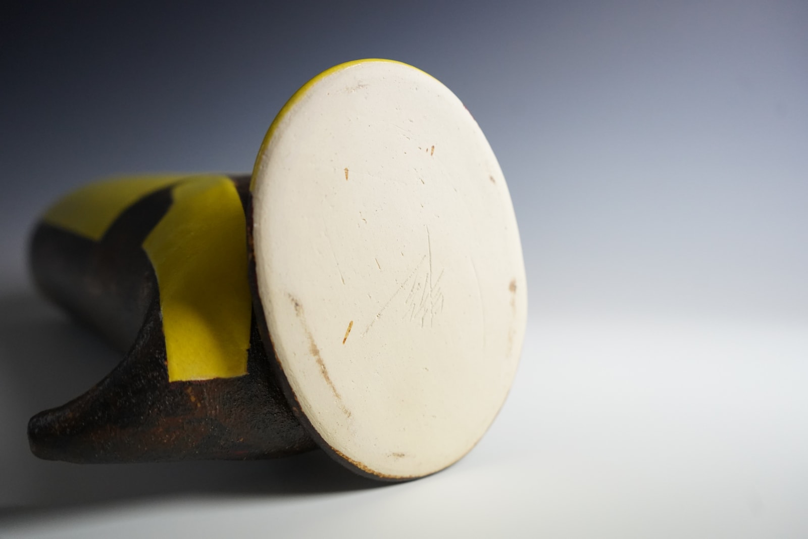 Yanagihara Mutsuo 柳原睦夫, Cylindrical boot-shaped vase with yellow oribe glaze キオリベ長筒花瓶, 1992