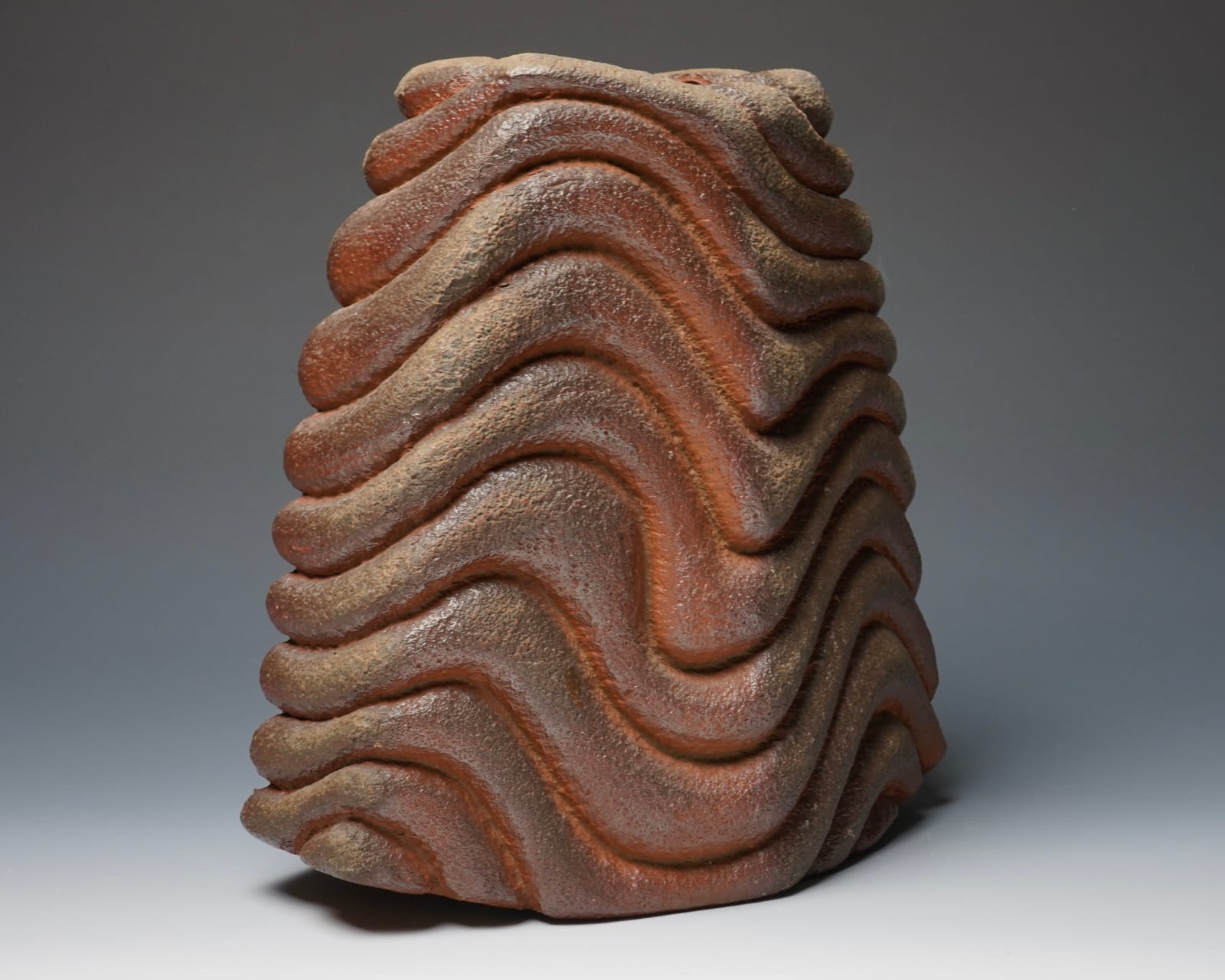 Konishi Tozo 小西陶蔵, Bizen flower vase with undulating designs 備前波状文花入