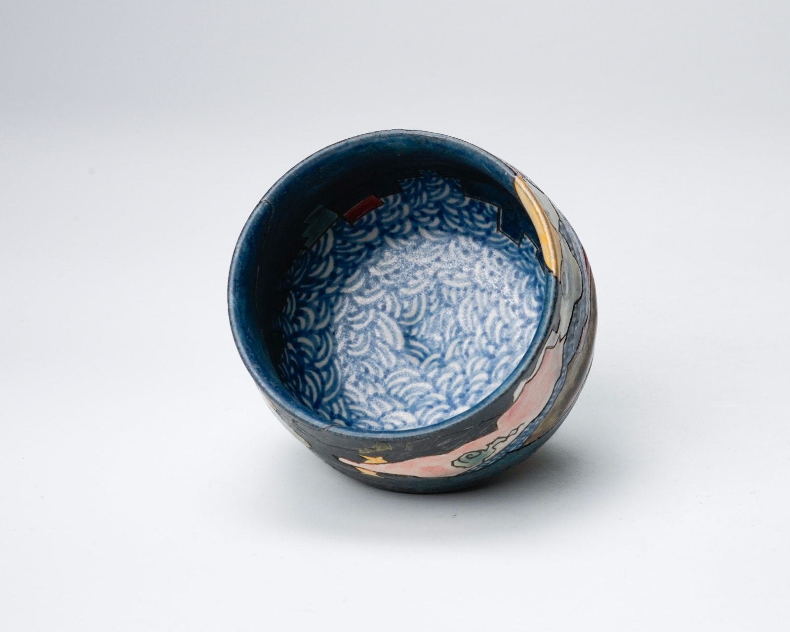 KOMAGO Tetsutarou 小孫哲太郎, No.7 Polychrome Guinomi with Carved Bird Designs 線彫色絵鳥紋ぐい呑, 2023