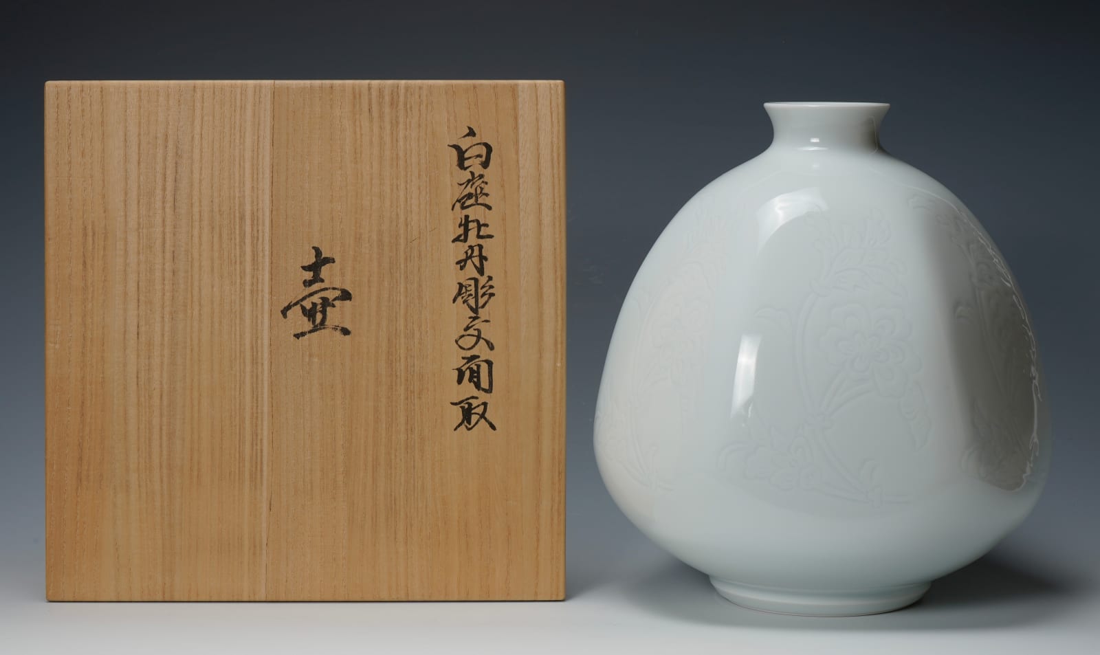Inoue Manji 井上萬二, Faceted white porcelain jar with incised peony motifs 白磁牡丹彫文面取