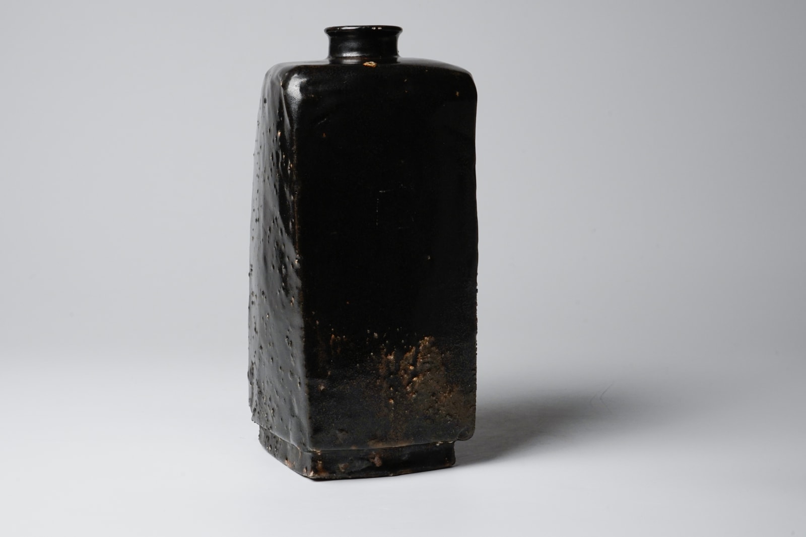 KOBAYASHI Togo 小林東五, Square bottle with black iron glaze 黒四方花入