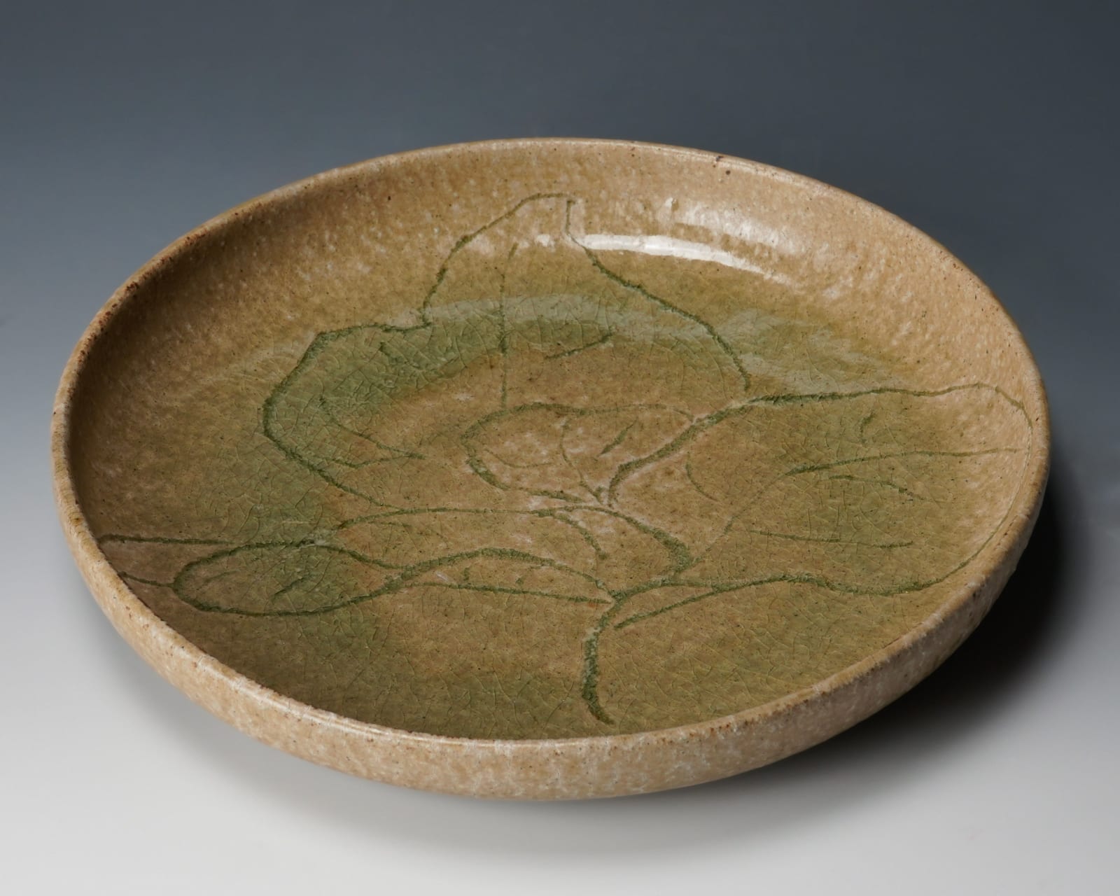 Tsuboshima Dohei 坪島 圡平, Ash-glazed dish with Japanese arrowroot motif