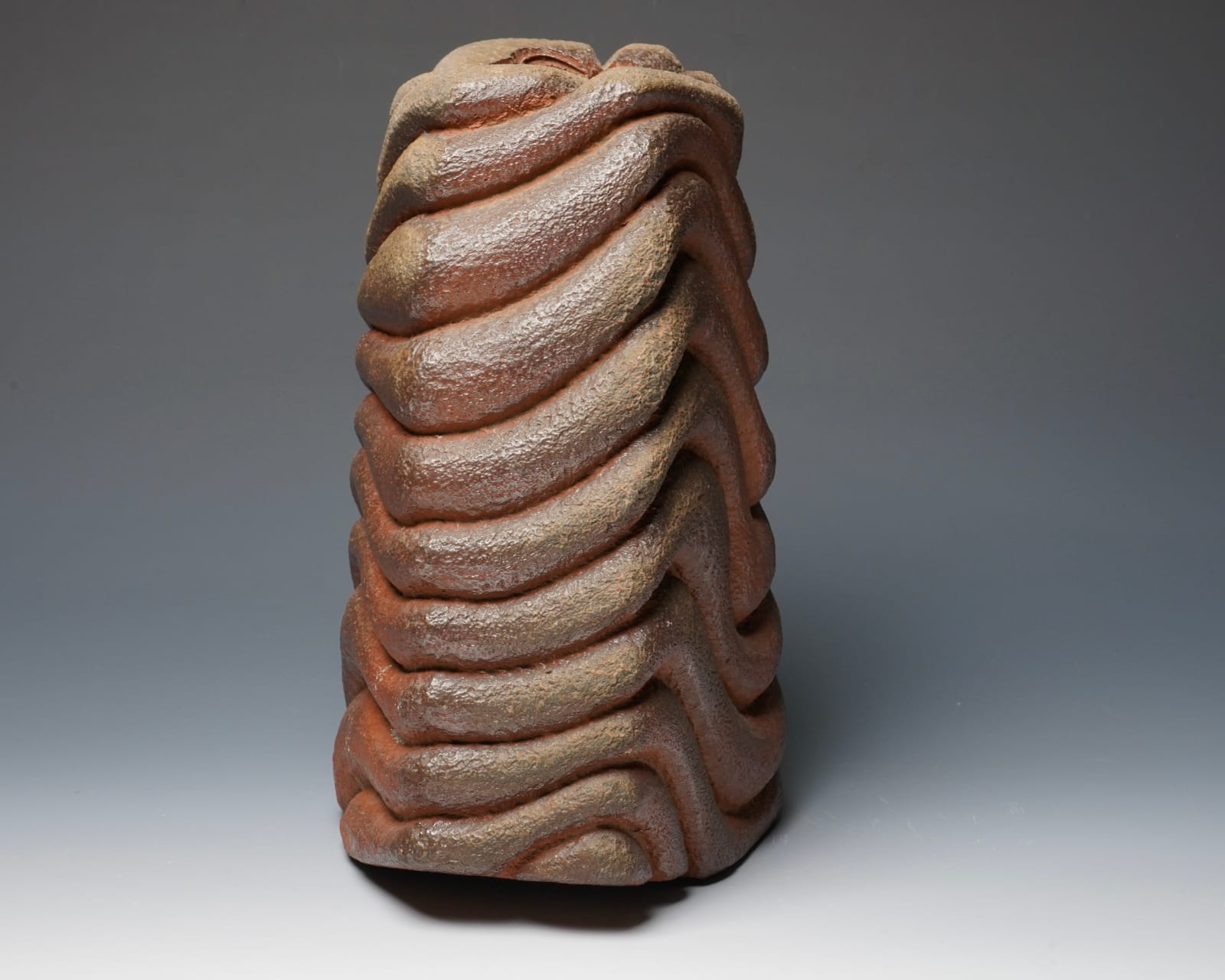 Konishi Tozo 小西陶蔵, Bizen flower vase with undulating designs 備前波状文花入