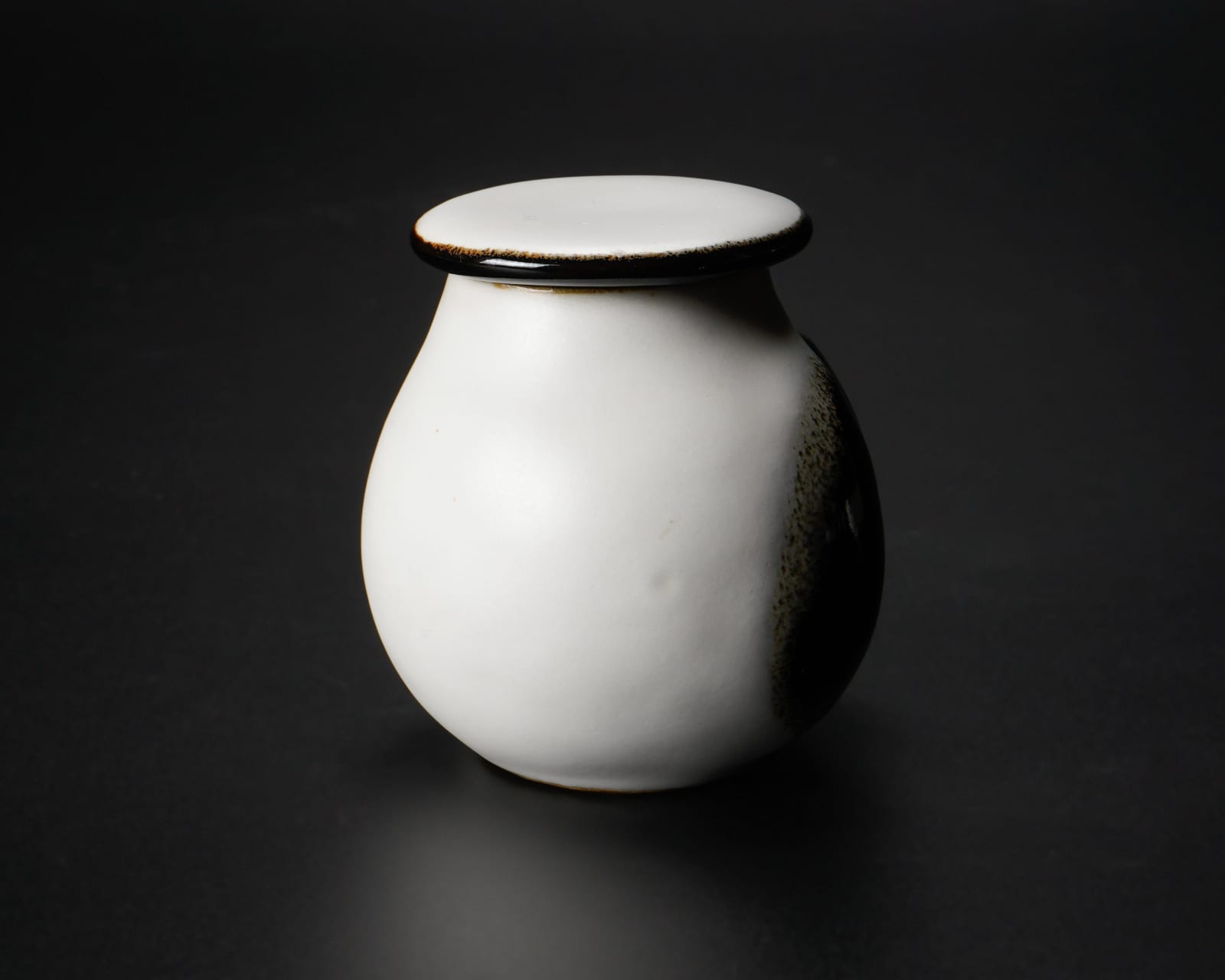 Yanagihara Mutsuo 柳原睦夫, "Eggplant" tea caddy with white glaze 白釉蓋器, 2010-2013