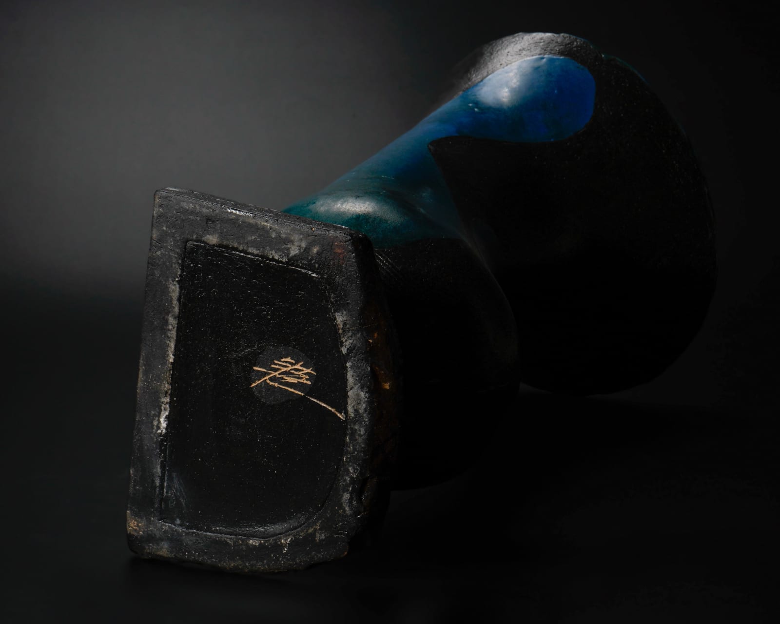 Yanagihara Mutsuo 柳原睦夫, Topological Vessel: The Sound of a Pulse (standing vase with azure glaze) 碧釉トポロ立壺"鼓動を聴く, 2019