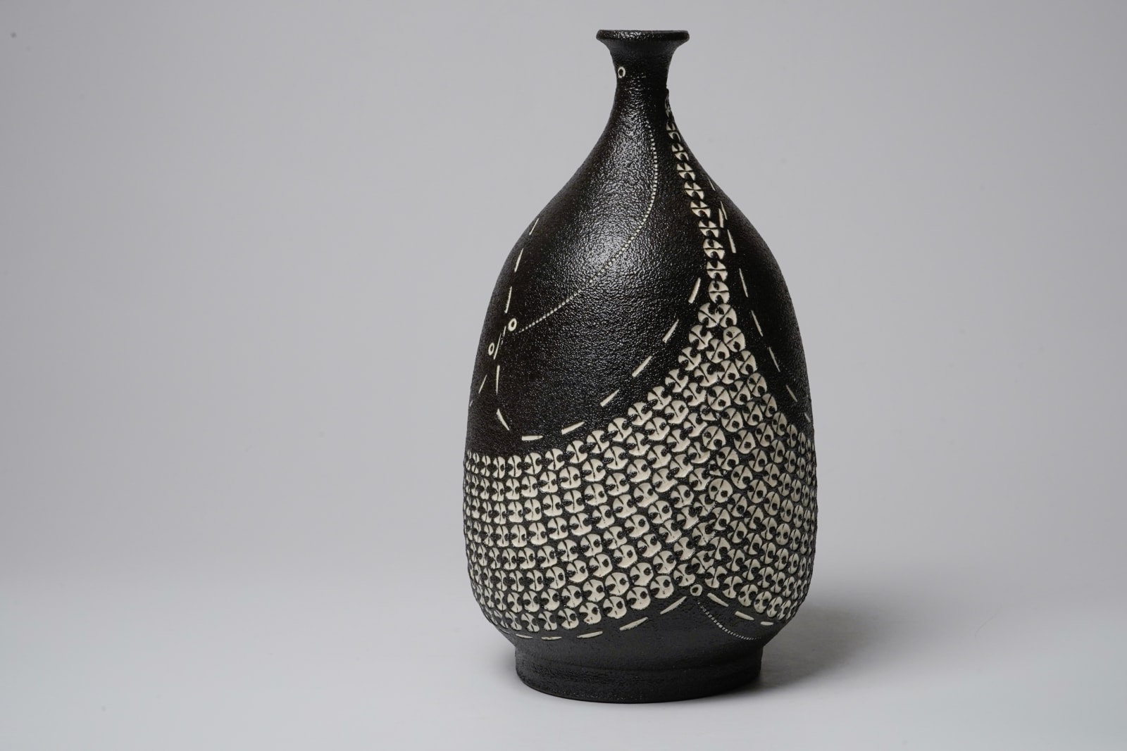 Kondo Yutaka 近藤豊, Flower Vase with Slip Stencil