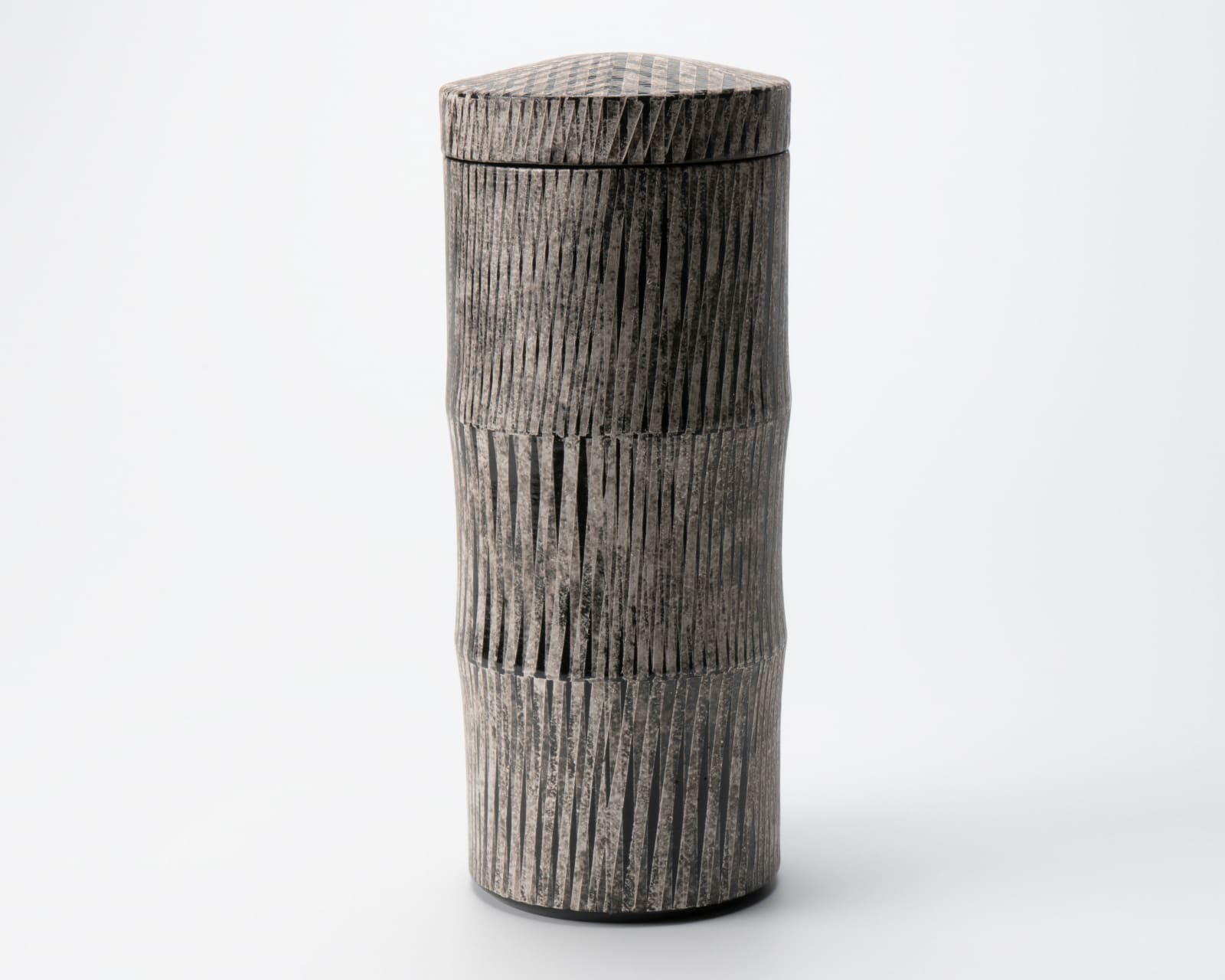 Maeda Masahiro 前田正博, Lidded flower vase with overglaze enamel and silver pigments