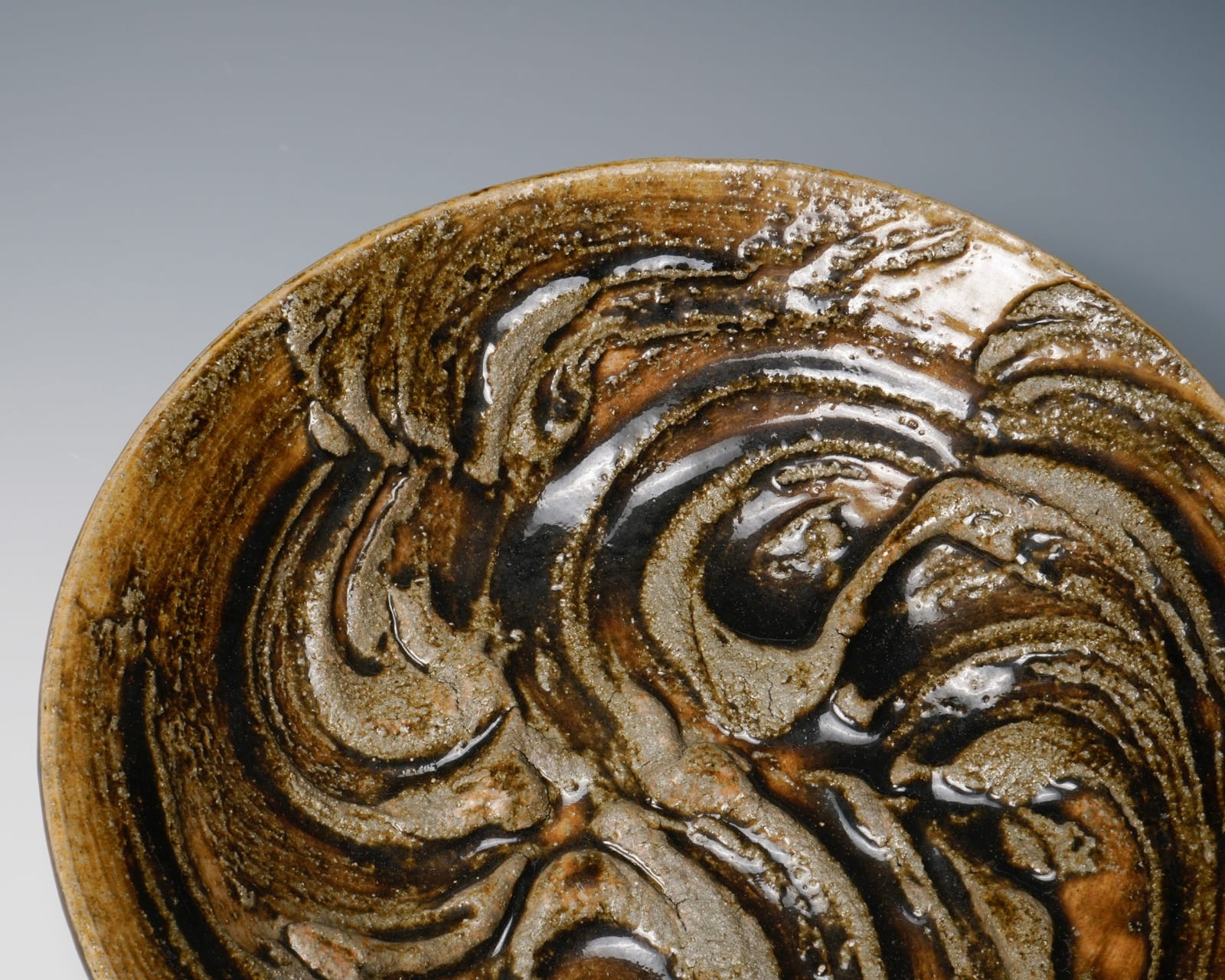 Kawai Kanjiro 河井寛次郎, Dish with brushed hakeme over yellow glazed clay, 1955