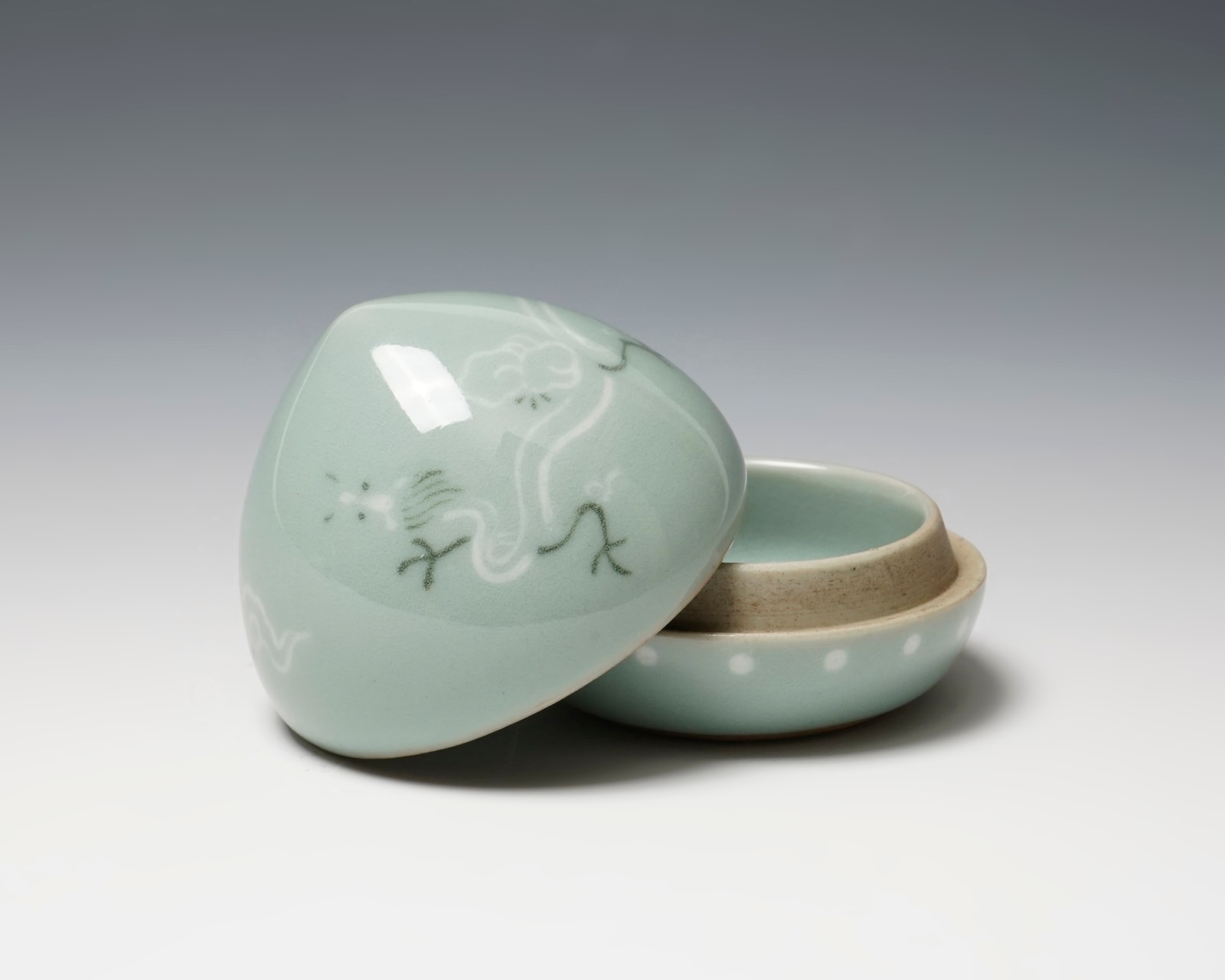 SUWA Sozan II 諏訪蘇山二代, Incense Container with Dragon Motif 青磁龍香合