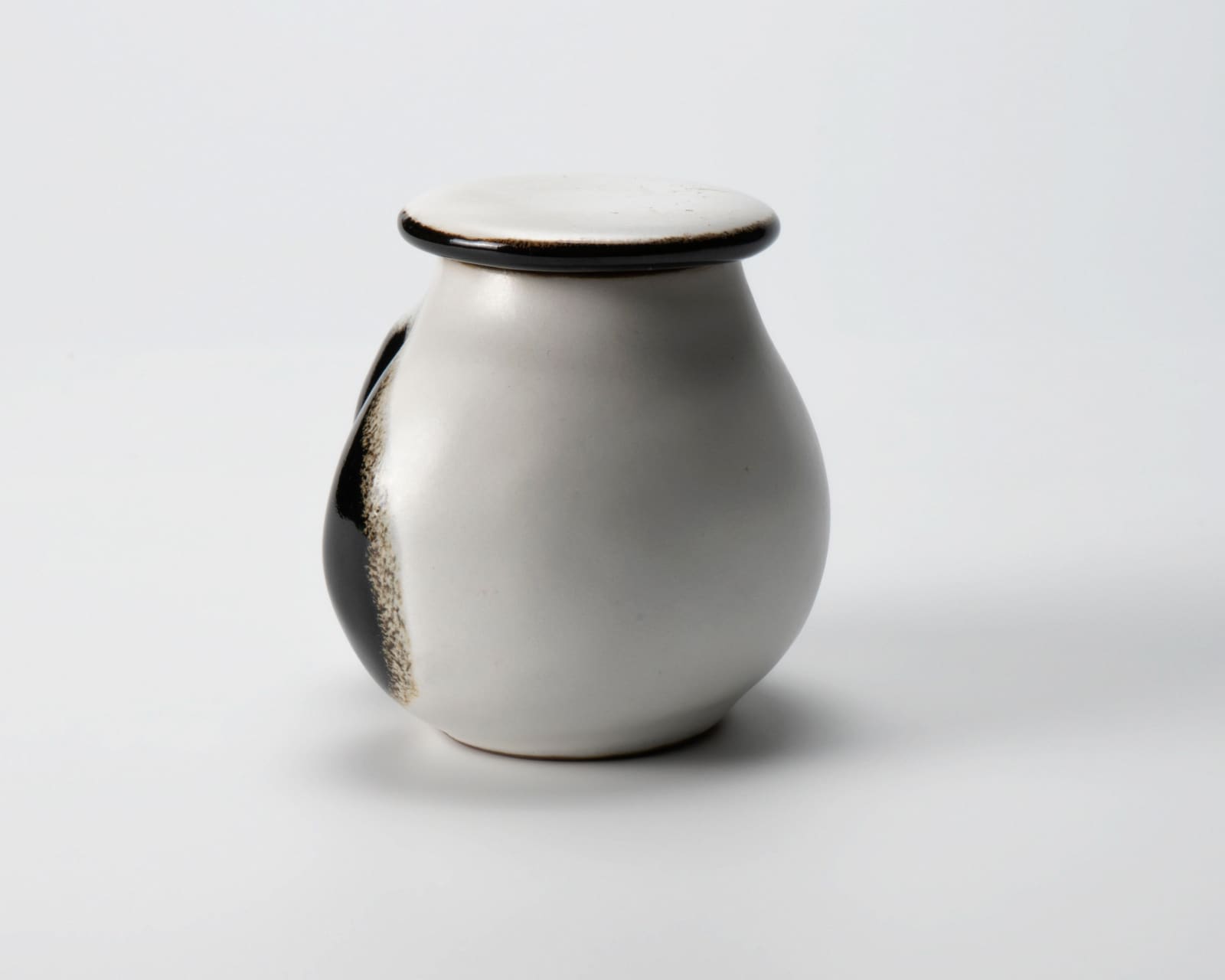 Yanagihara Mutsuo 柳原睦夫, "Eggplant" tea caddy with white glaze 白釉蓋器, 2010-2013