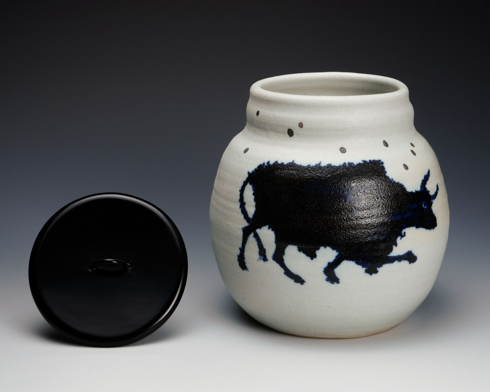 Kawamoto Goro 河本五郎, Sometsuke water jar with Ox motifs, 1980’s