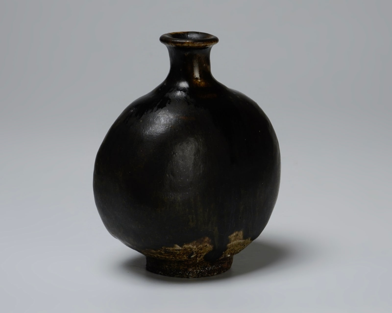 春早割 Ikenishi Go 池西剛, Black Korai Flat Tokkuri with Iron Glaze 工芸品