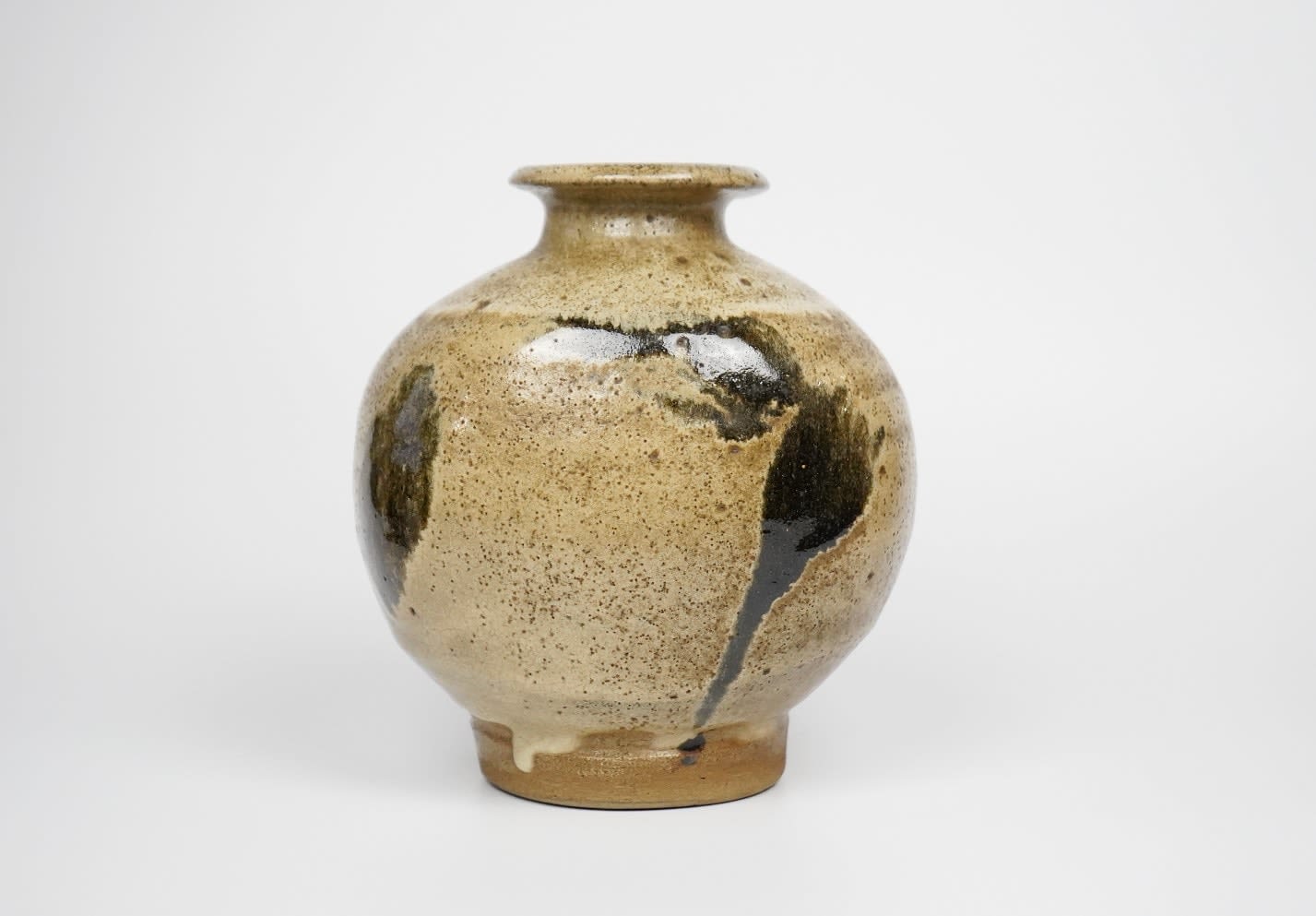 Murata Gen 村田 元, Jar, Black Slip Over Rice Husk Glaze 糠釉黒文扁壺