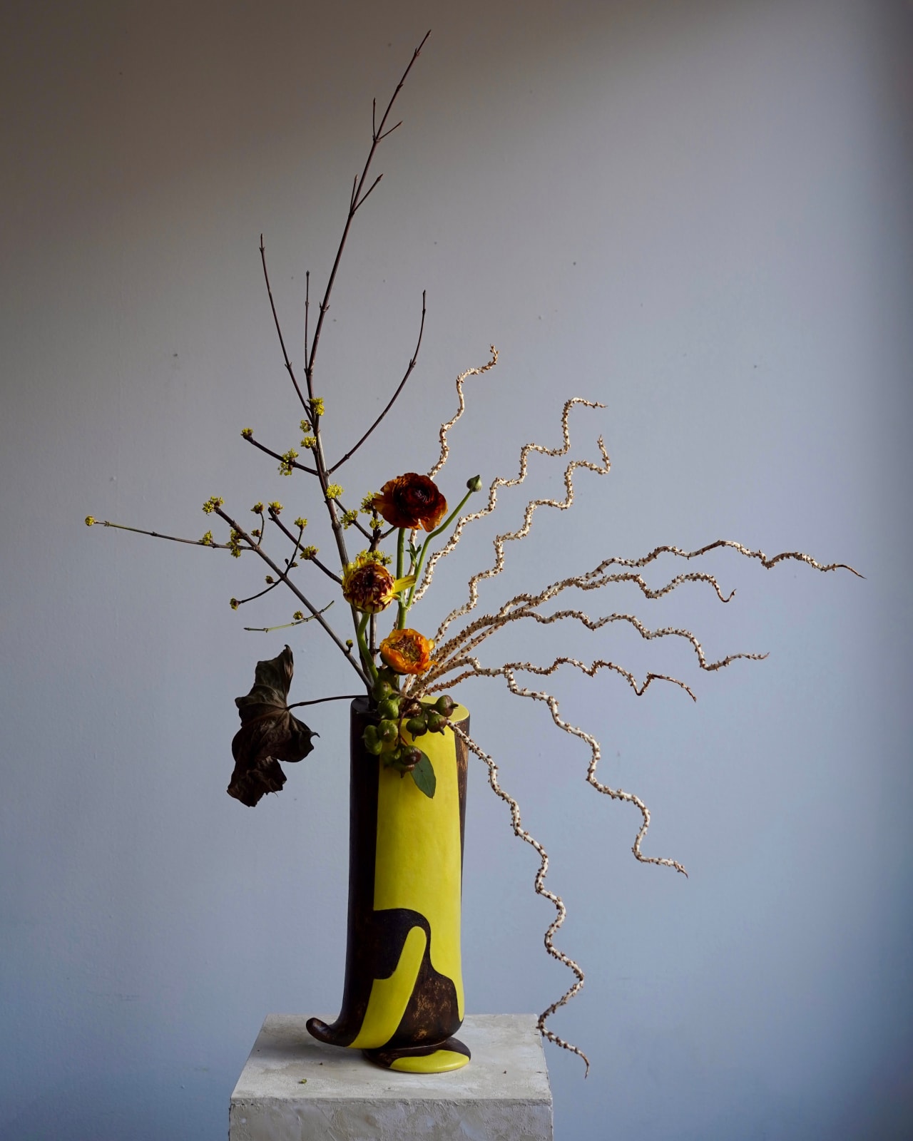 Yanagihara Mutsuo 柳原睦夫, Cylindrical boot-shaped vase with yellow oribe glaze キオリベ長筒花瓶, 1992