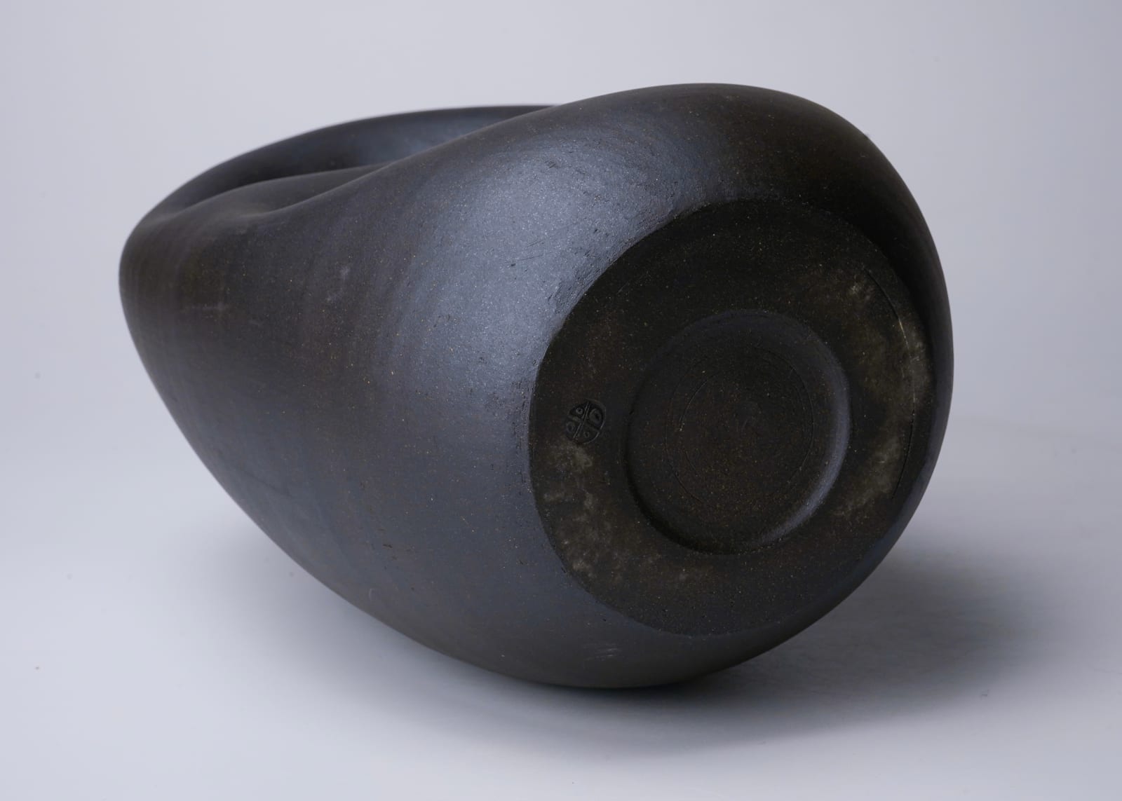 Yagi Kazuo 八木一夫, Black flower vase 黒陶黒い壺花器