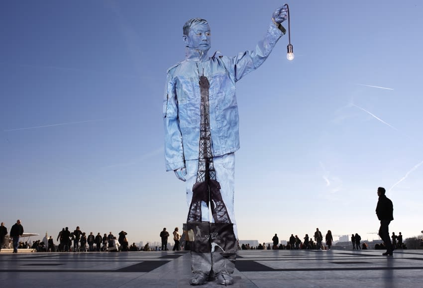 Liu Bolin, London French Embassy (UNITED KINGDOM), 2015