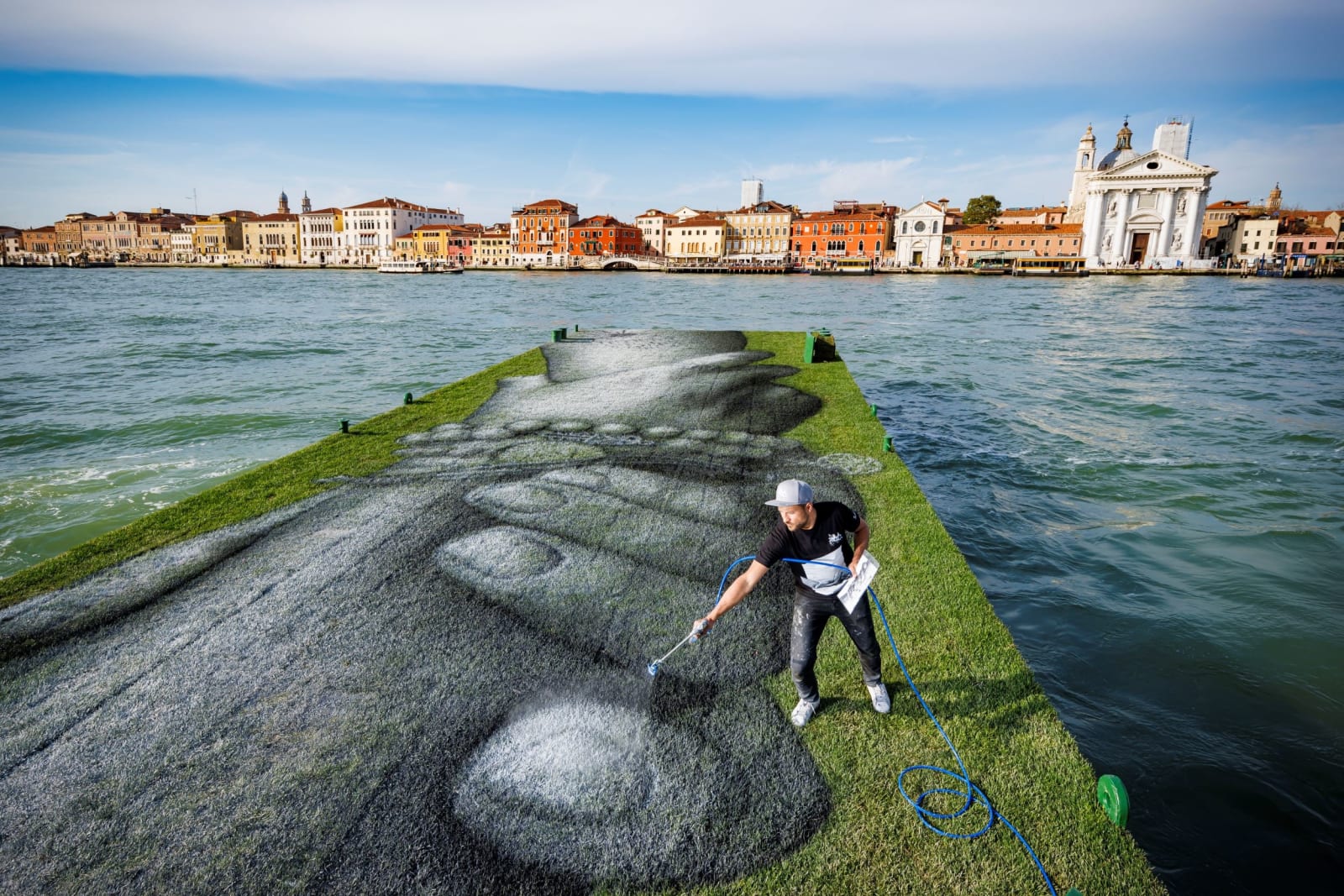 Saype, Beyond Walls, Step 13 : Venise (ITA) 2022, 240 m², 45°26'19.83"N 12°20'10.09"E, 2023
