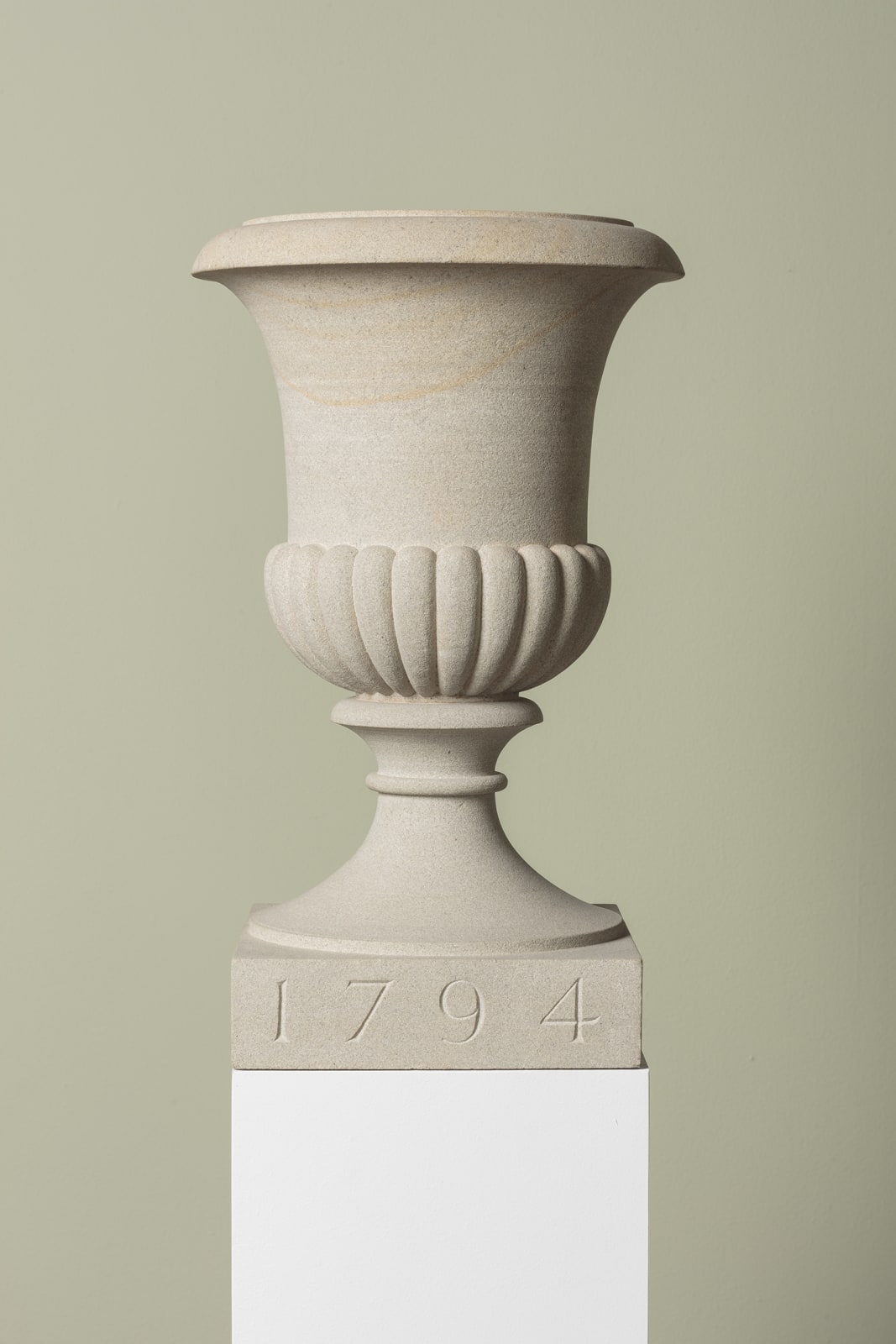 Ian Hamilton Finlay, Urn 1794, 1993